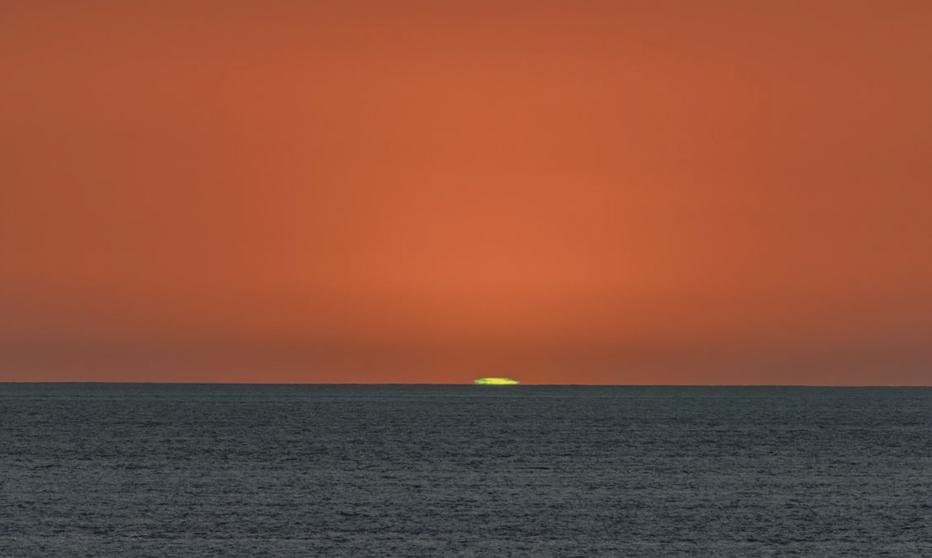 Chớp sáng xanh lục có thể xuất hiện khi Mặt Trời lặn trên biển.