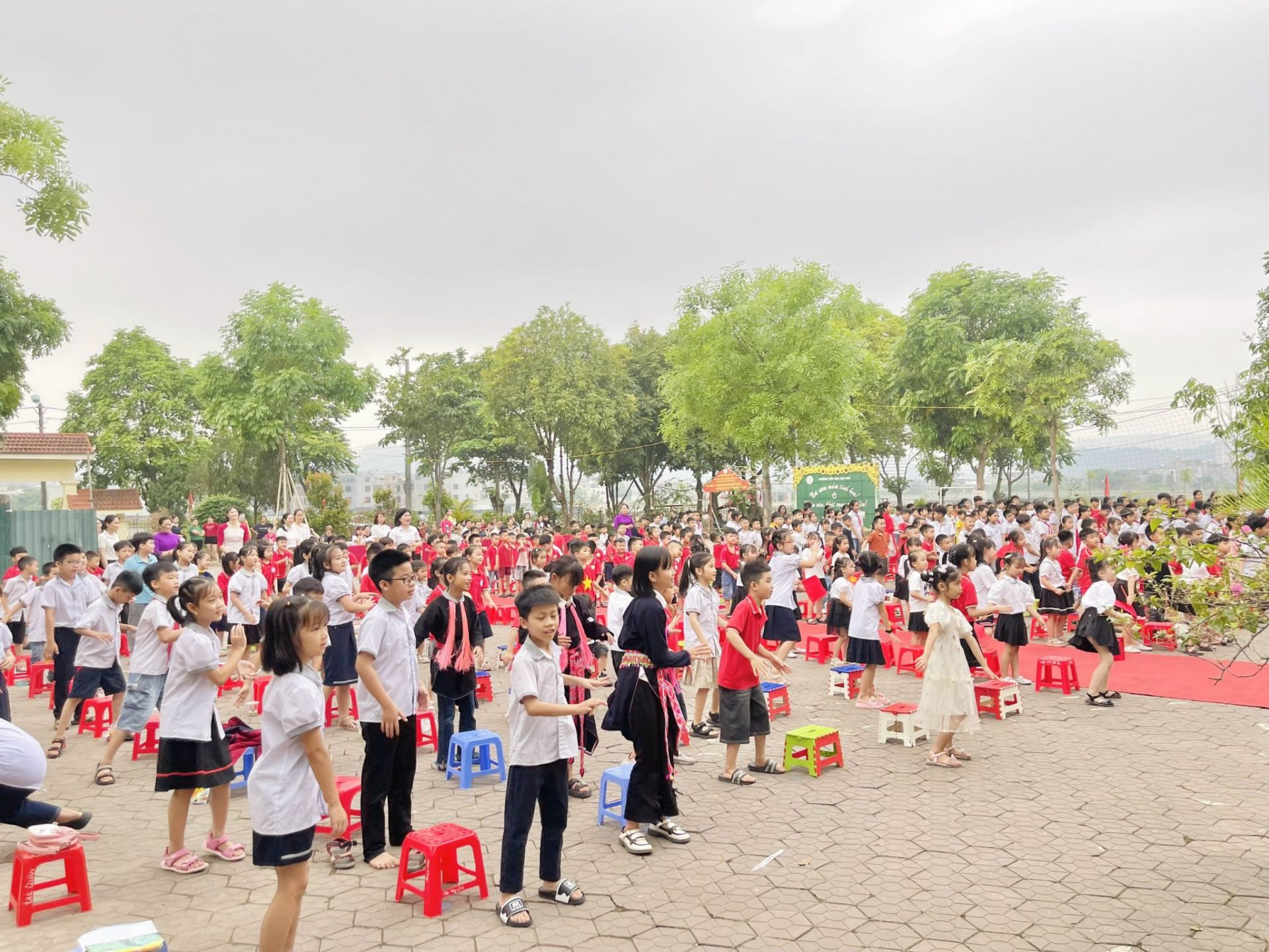 100% học sinh trường Tiểu học Vạn Điểm tham dự ngày hội.