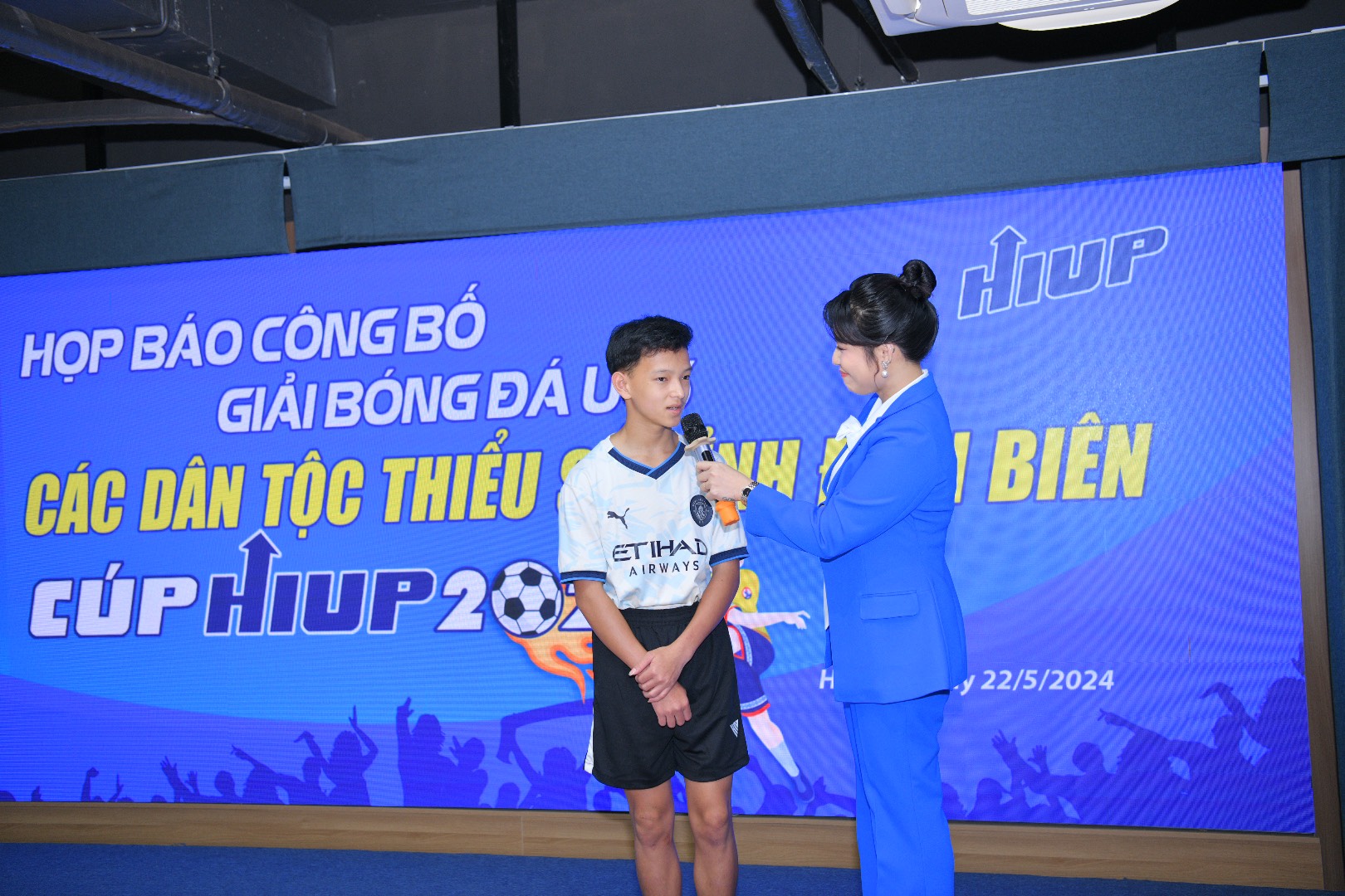 Bạn Vừ A Tú (dân tộc Mông), đại diện các cầu thủ tham dự Giải chia sẻ về niềm đam mê bóng đá.