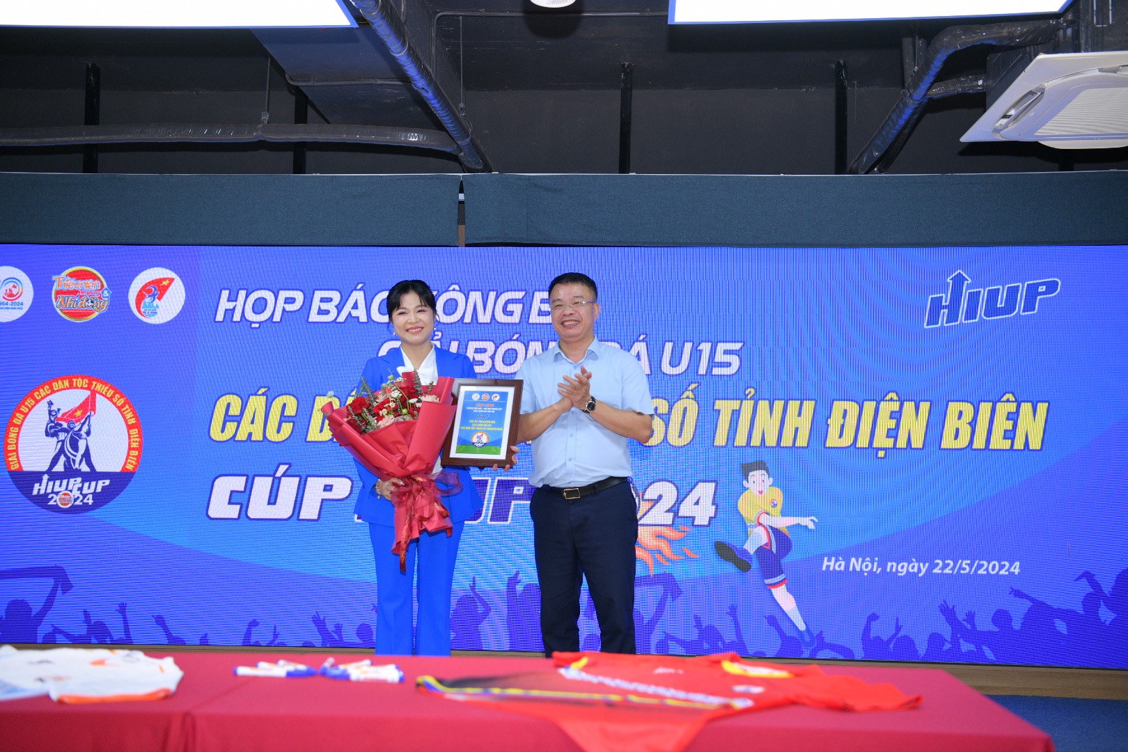 Nhà văn, nhà báo Nguyễn Phan Khuê - Tổng Biên tập báo TNTP&NĐ trao Bảng Danh vị cho MC Nguyễn Hoàng Linh, đại diện nhà tài trợ HIUP.