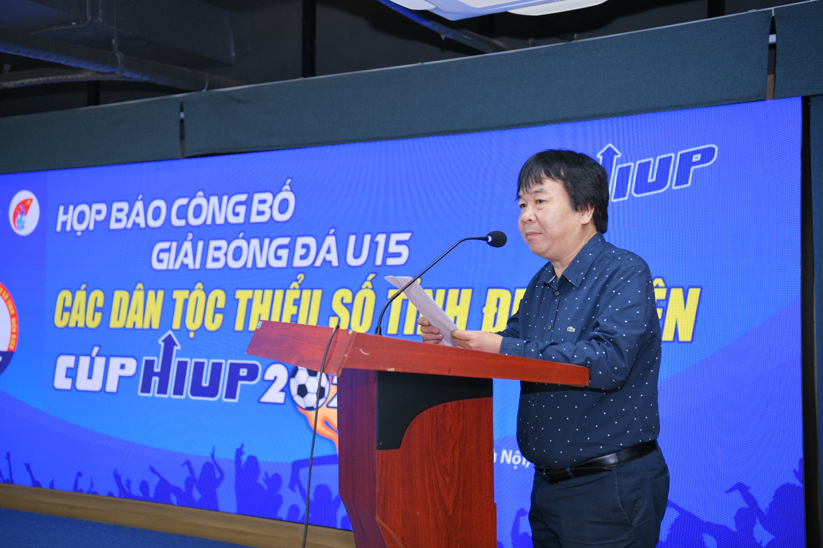 Nhà báo Phan Việt Hùng phát biểu công bố Giải đấu.