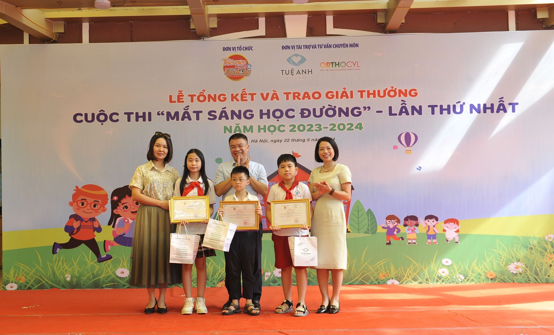 BTC trao Giấy khen và quà tặng của Báo TNTP&NĐ cùng đơn vị đồng hành cho các bạn học sinh đoạt giải Nhất tại cuộc thi.