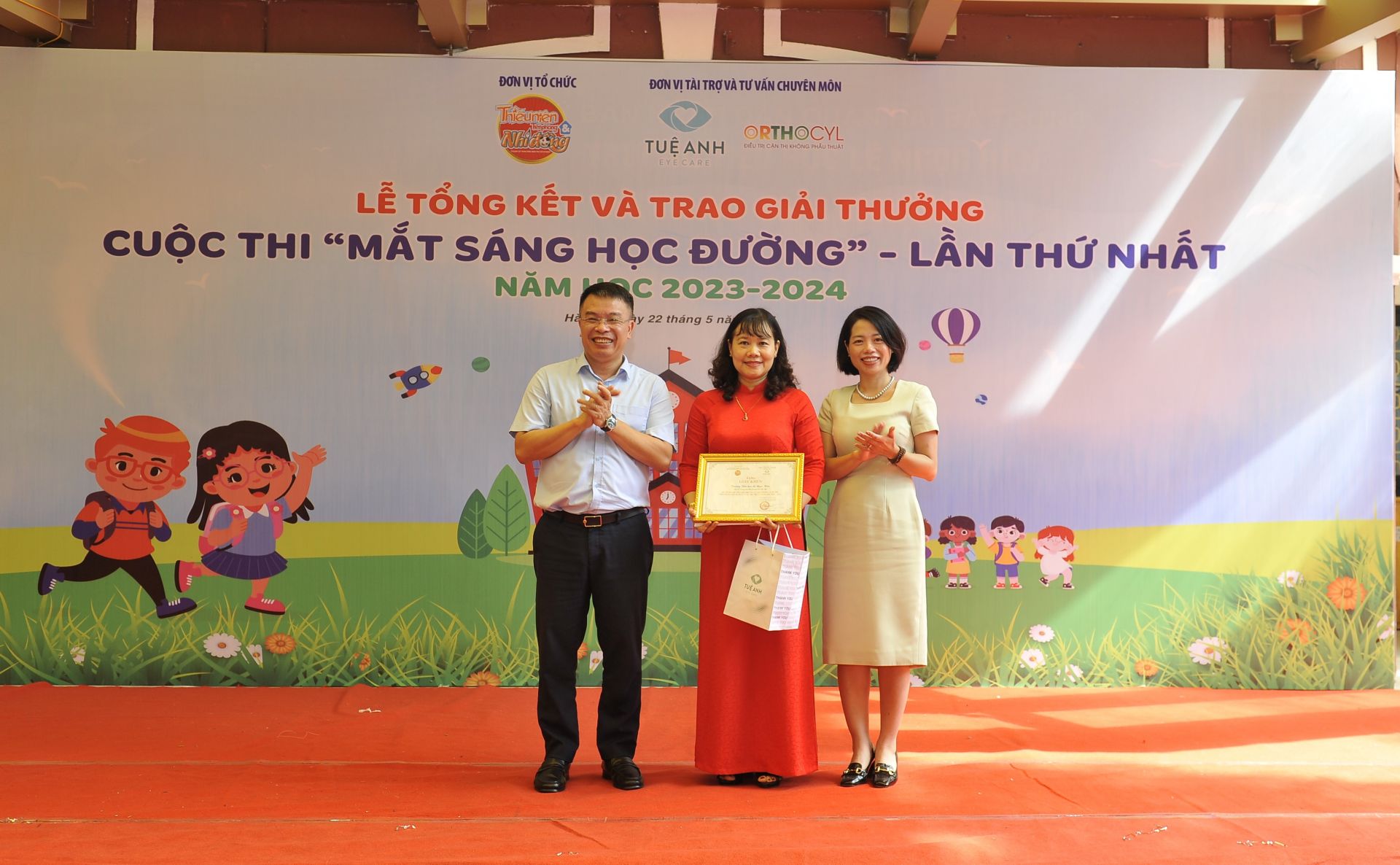 Liên đội Tiểu học Lê Ngọc Hân vinh dự được nhận giải Tập thể Đặc biệt xuất sắc trong cuộc thi.