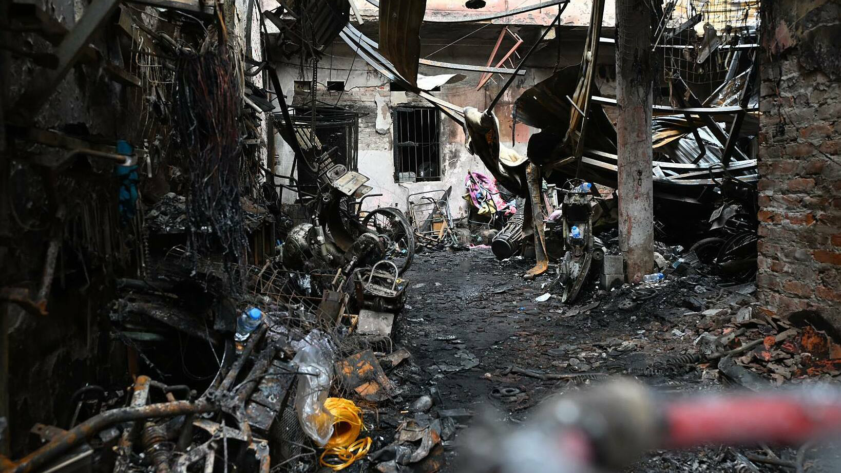 Ngôi nhà tại Trung Kính ám khói đen sau vụ cháy khiến 14 người tử vong, sáng 24/5.