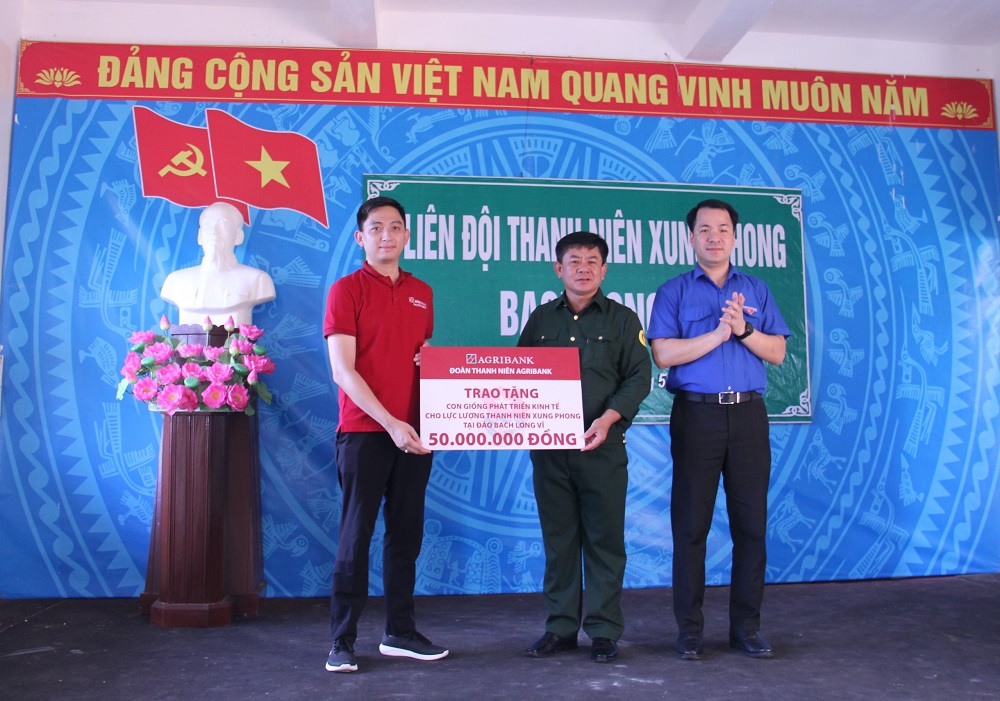 Đoàn Thanh niên Agribank trao tặng quà cho lực lượng TNXP tại huyện đảo Bạch Long Vĩ