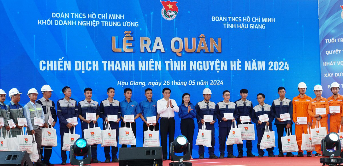 Bí thư T.Ư Đoàn Nguyễn Phạm Duy Trang tặng quà cho công nhân và đoàn viên tại tỉnh Hậu Giang.
