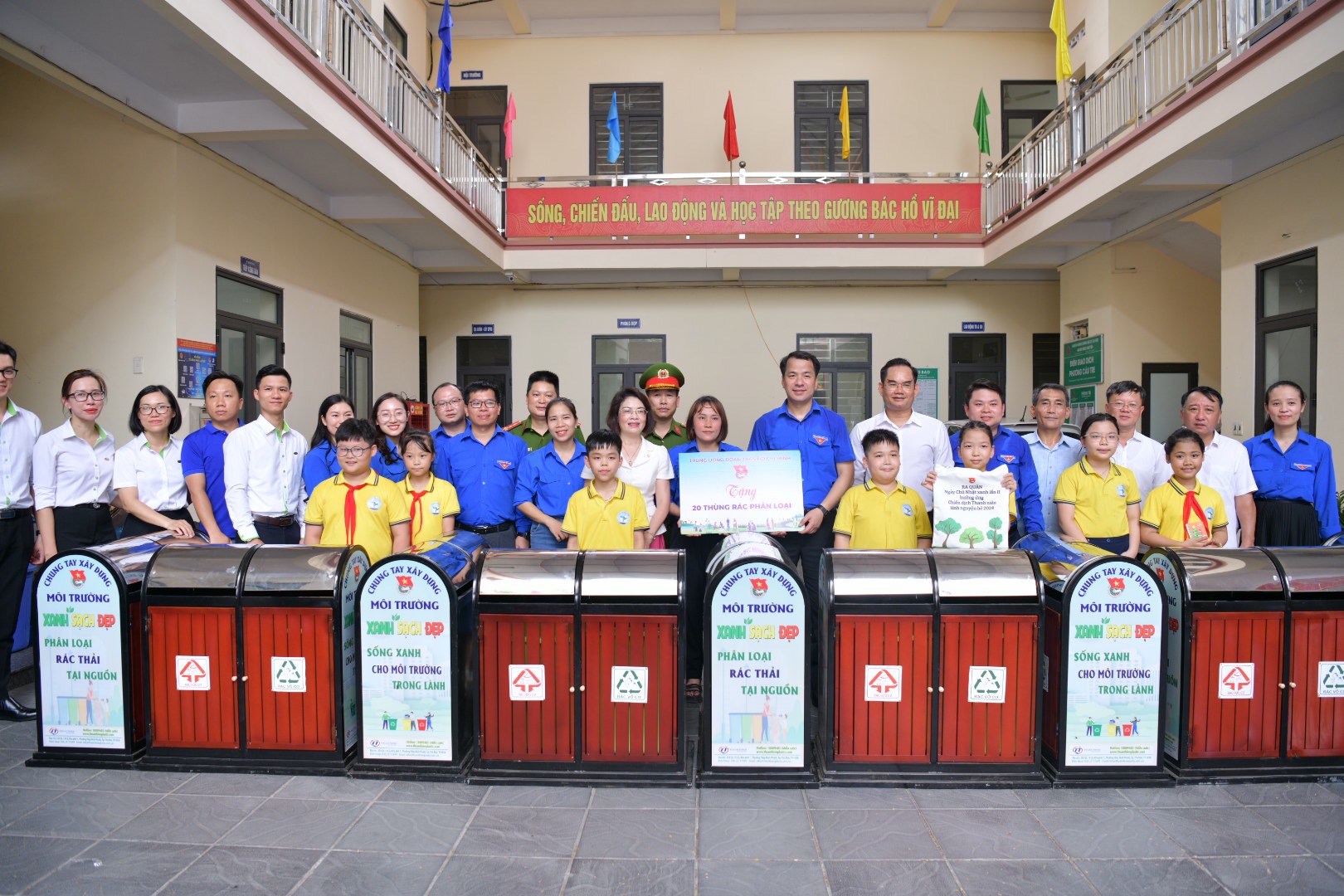 Tặng thùng rác cho thiếu nhi quận Lê Chân.