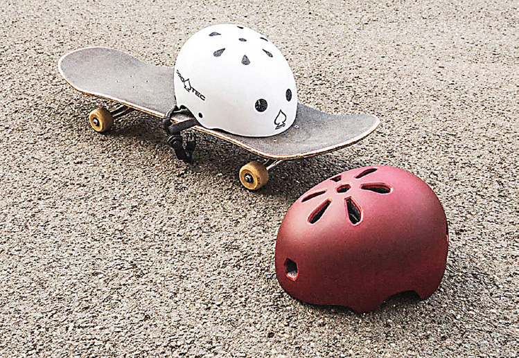 Ván trượt
gắn bánh xe và
mũ bảo hiểm
để nhập môn
skateboard.