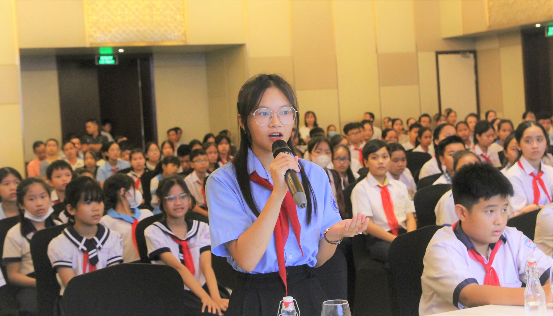 Bạn Nguyễn Ngọc Minh Châu (lớp 9/1 trường THCS Trần Hưng Đạo, huyện A Lưới) bày tỏ suy nghĩ, ý kiến tại buổi gặp mặt với lãnh đạo tỉnh.