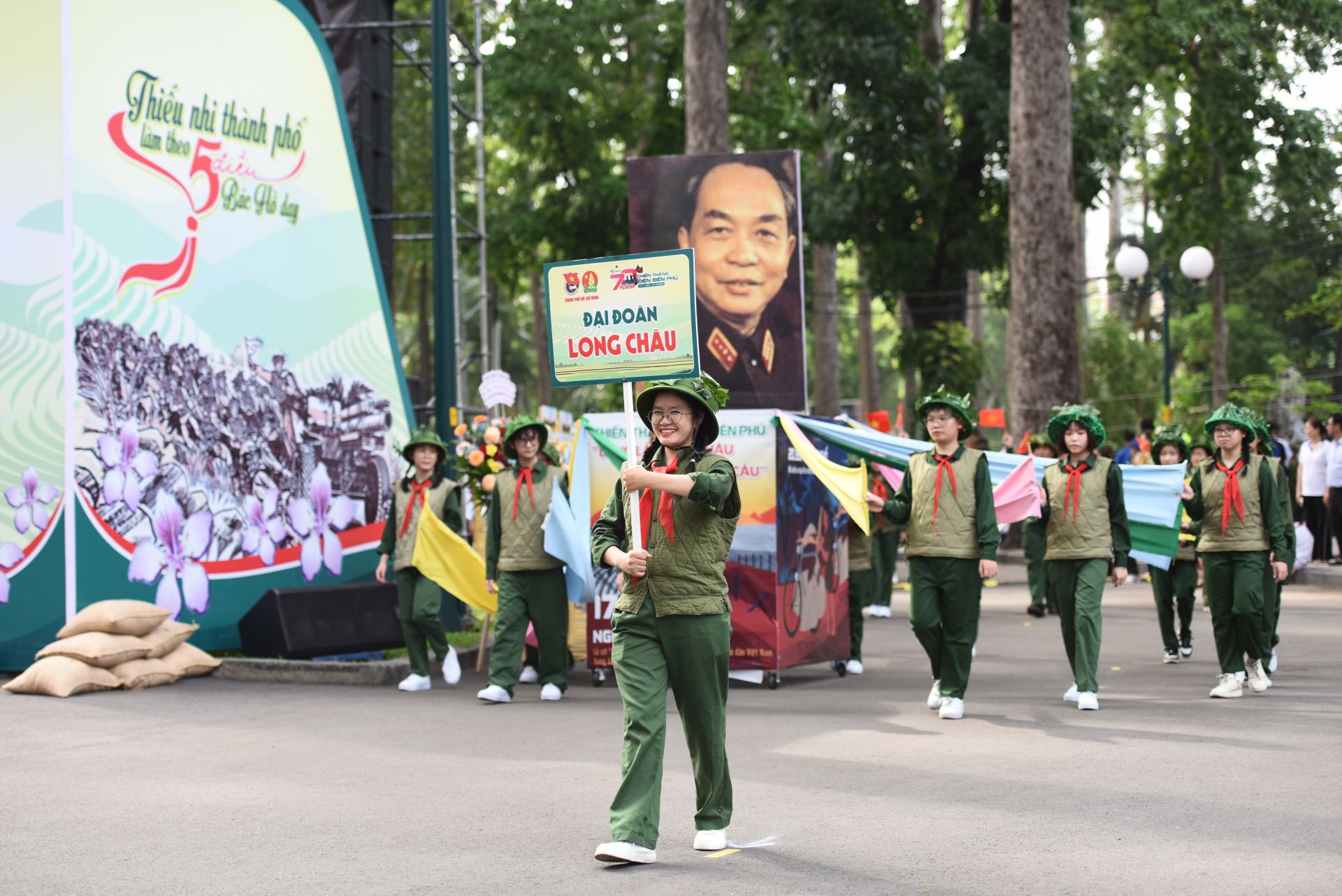 Lễ diễu hành tái hiện các lực lượng trong chiến dịch Điện Biên Phủ - Ảnh: Đăng Khoa