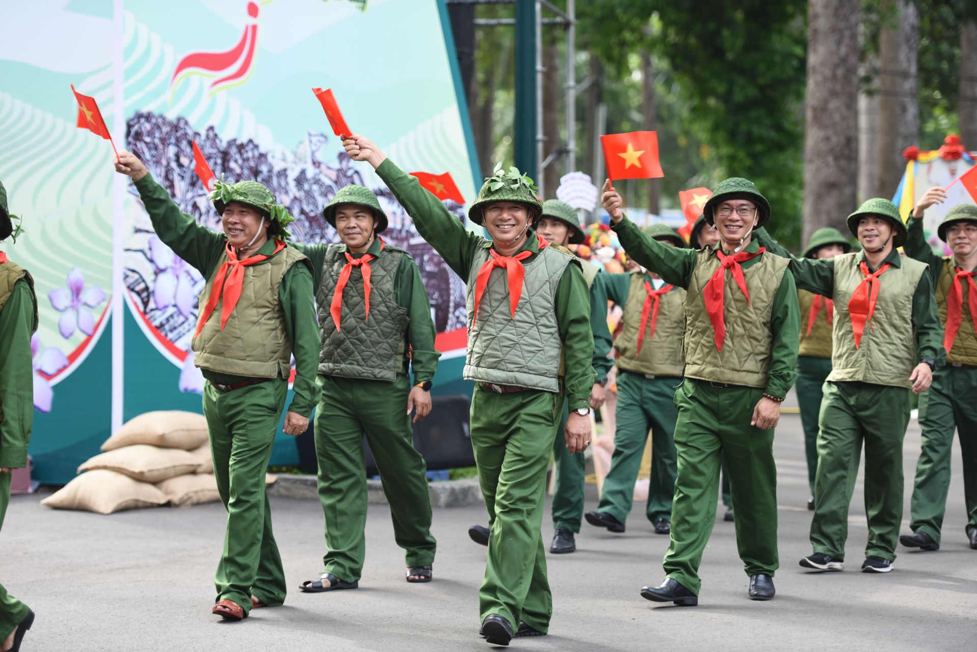 Lễ diễu hành tái hiện các lực lượng trong chiến dịch Điện Biên Phủ - Ảnh: Đăng Khoa