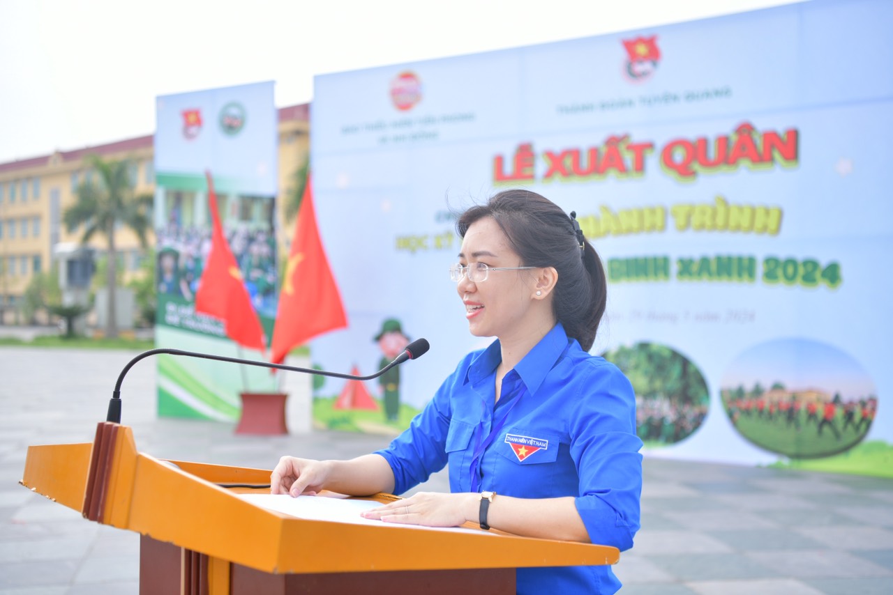 Chị Phạm Thị Bích Hường - Bí thư Thành đoàn, Chủ tịch Hội đồng Đội TP. Tuyên Quang phát biểu tại buổi lễ.