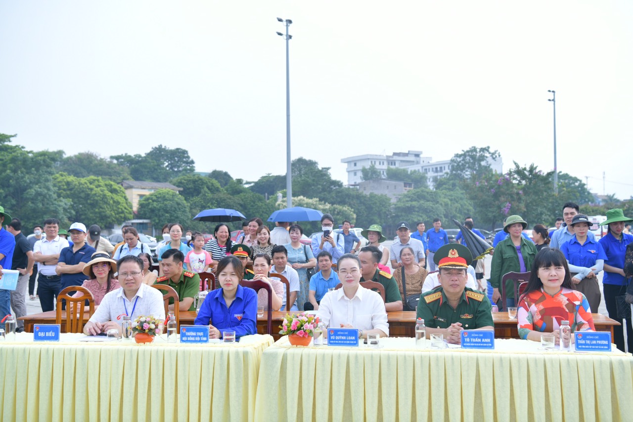 Các vị đại biểu tham dự Lễ xuất quân Học kỳ Quân đội tại Tuyên Quang.