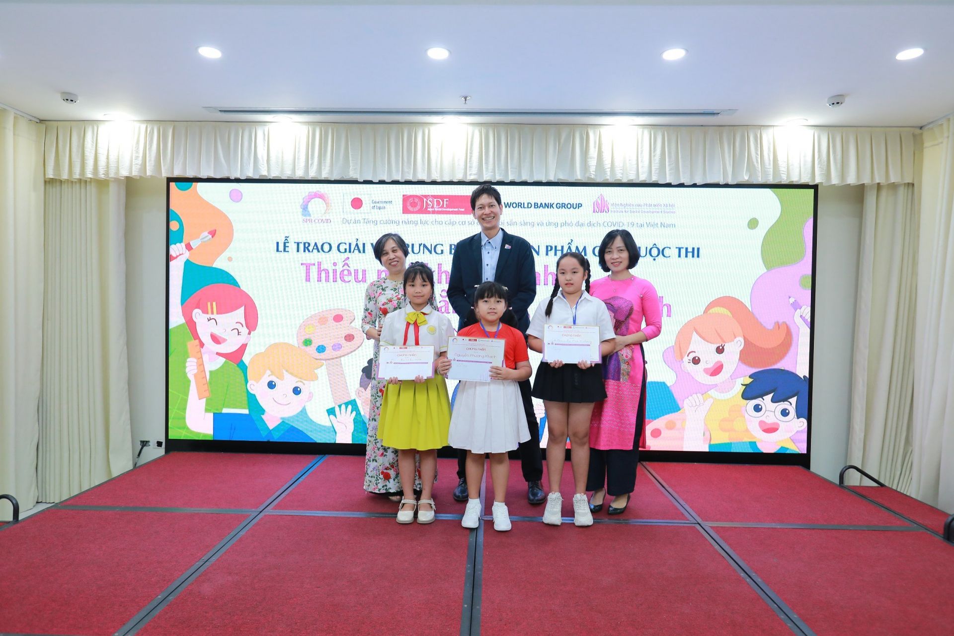 Bí thư thứ nhất đại sứ quán Nhật Bản và đại diện Ngân hàng Thế giới trao giải cho các em học sinh.