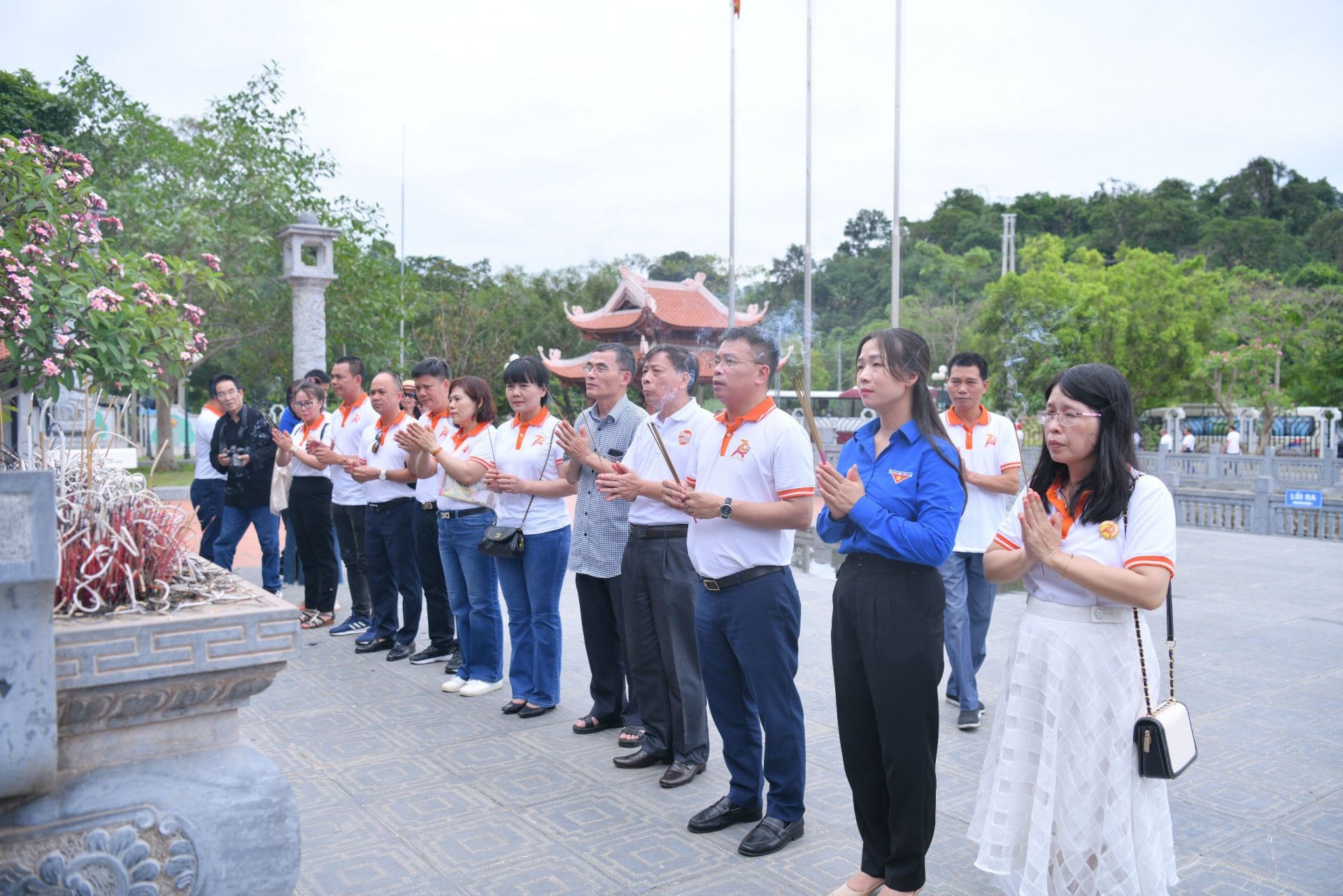 Ban Biên tập báo TNTP&NĐ cùng Bí thư Tỉnh đoàn Tuyên Quang Dương Minh Nguyệt dâng hương tại Đền thờ Bác Hồ.