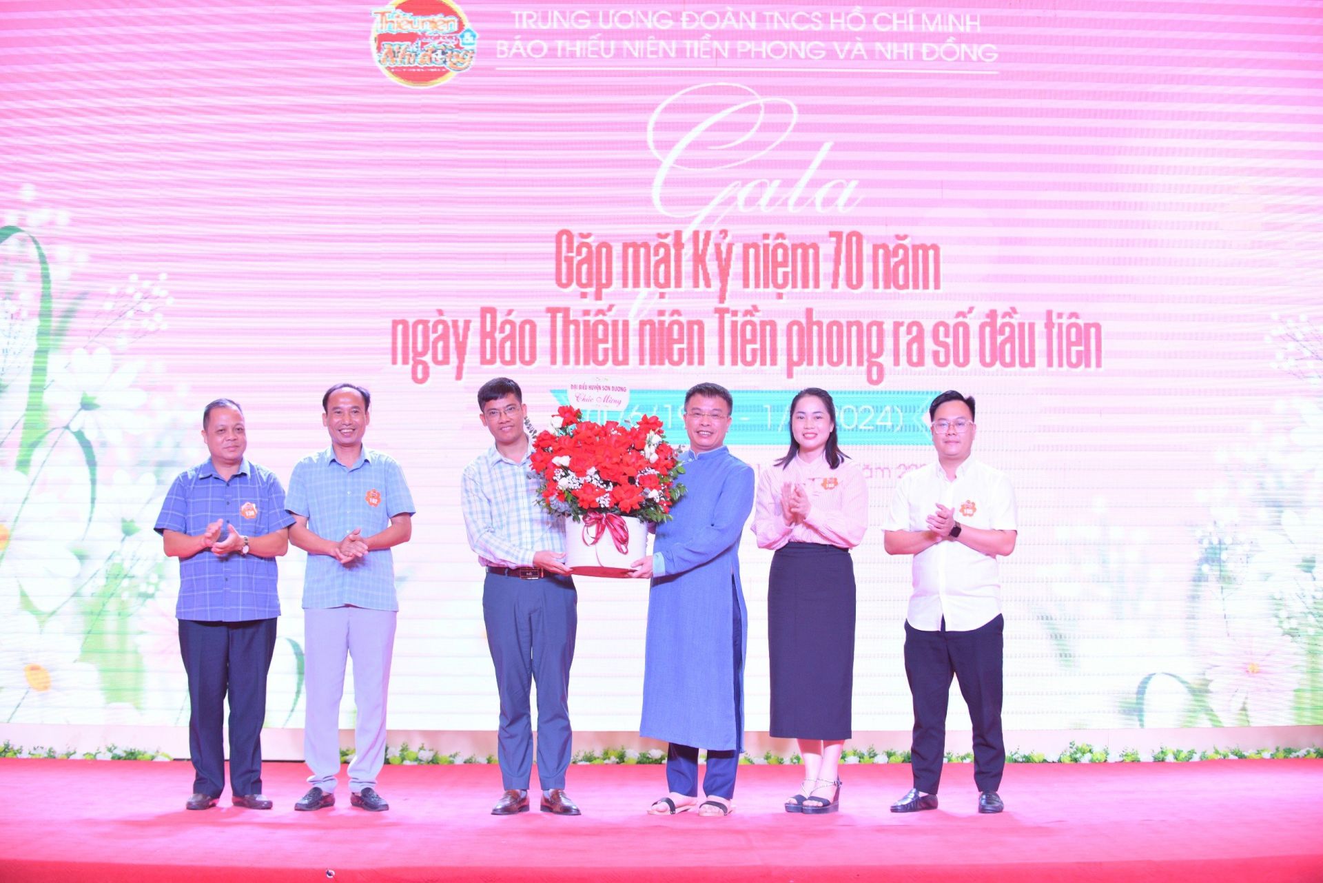 Huyện Sơn Dương tặng lẵng hoa chúng mừng 70 năm Ngày báo Đội ra số đầu tiên.