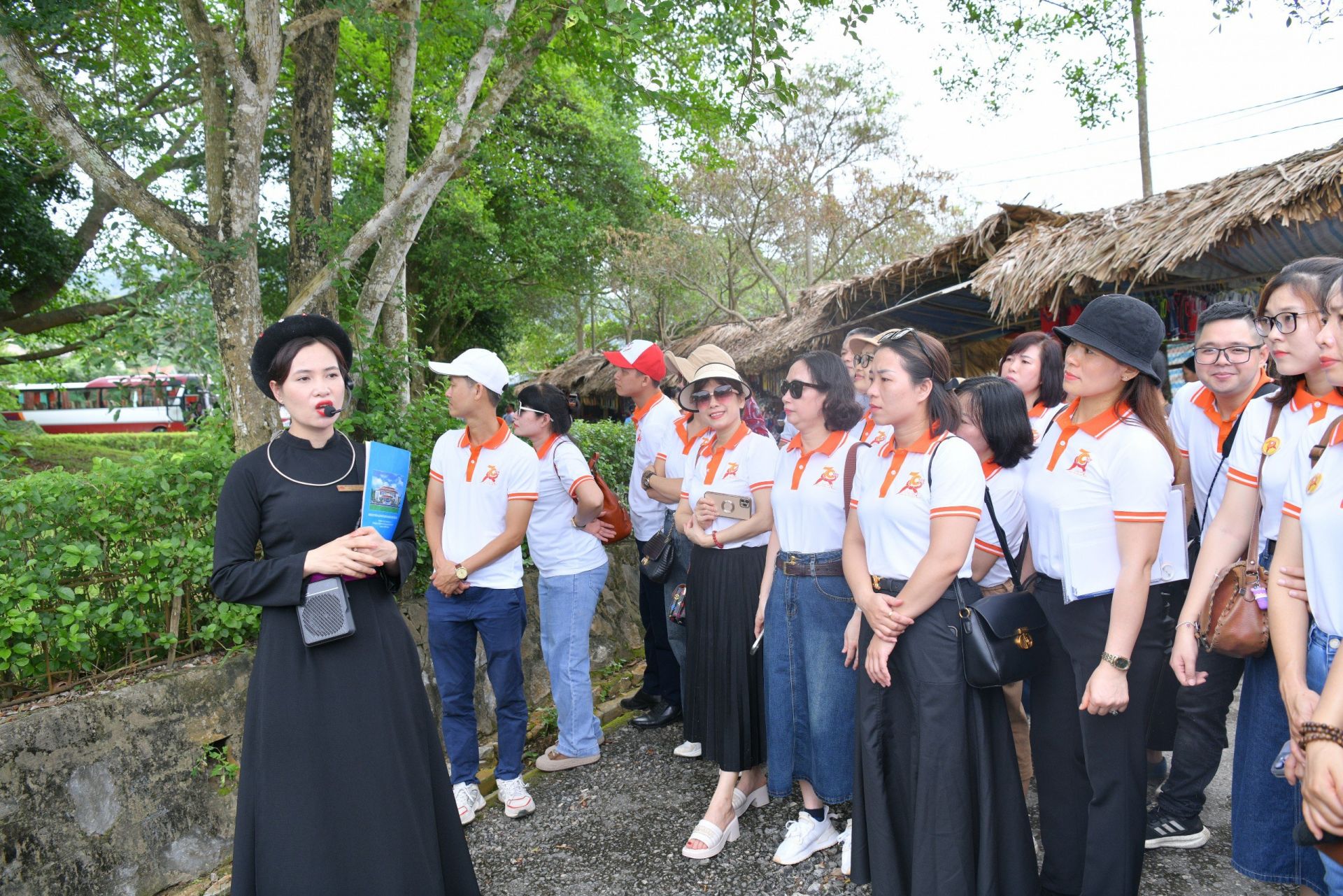Cán bộ, phóng viên báo Đội thăm và dâng hương tại Cây đa Tân Trào.