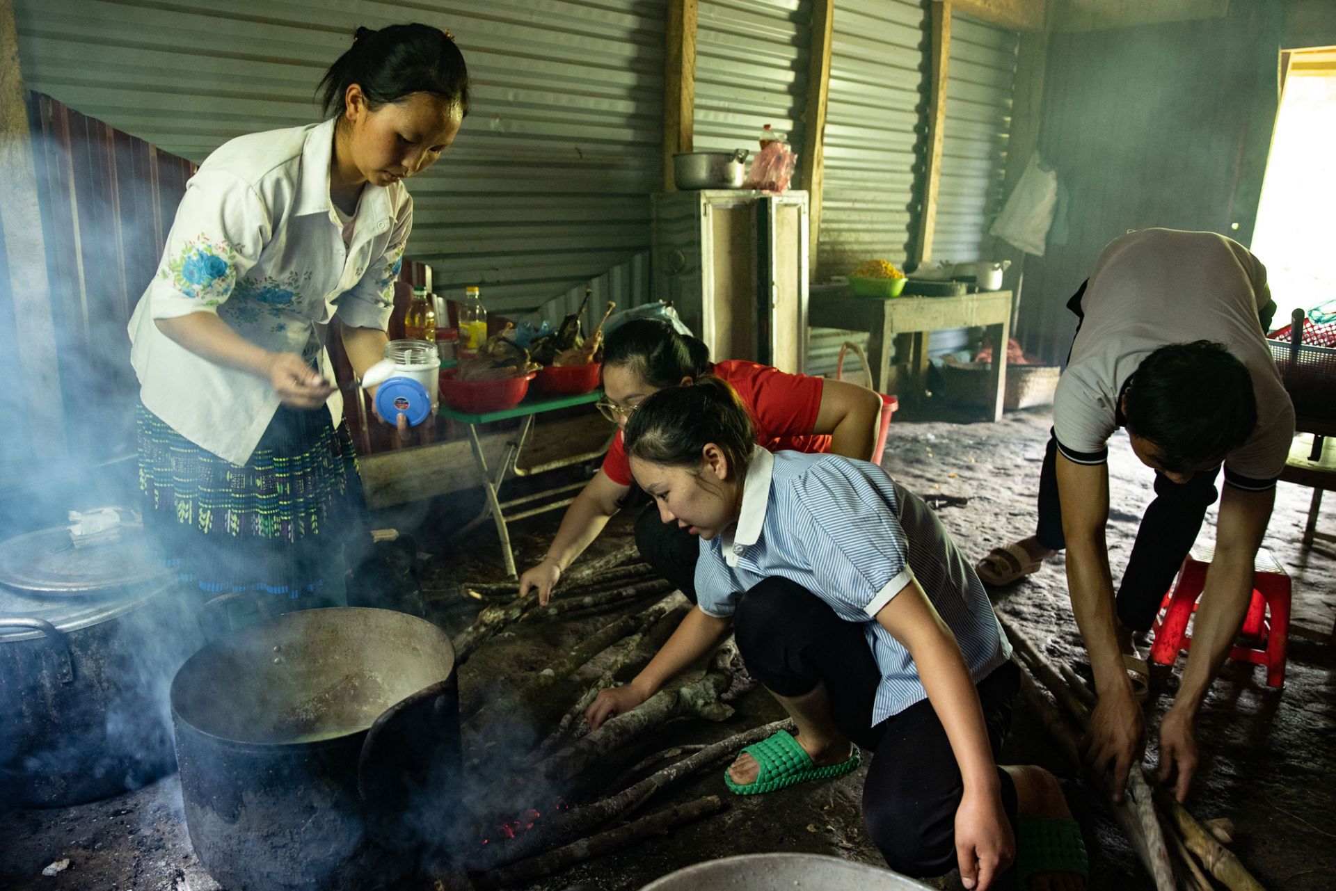 Ngày nào cũng vậy, “cô nuôi” cùng các thầy cô trên điểm trường Sáng Xoáy (Bảo Lâm, Cao Bằng) tất bật củi lửa nấu bữa ăn bán trú cho các học sinh mầm non.