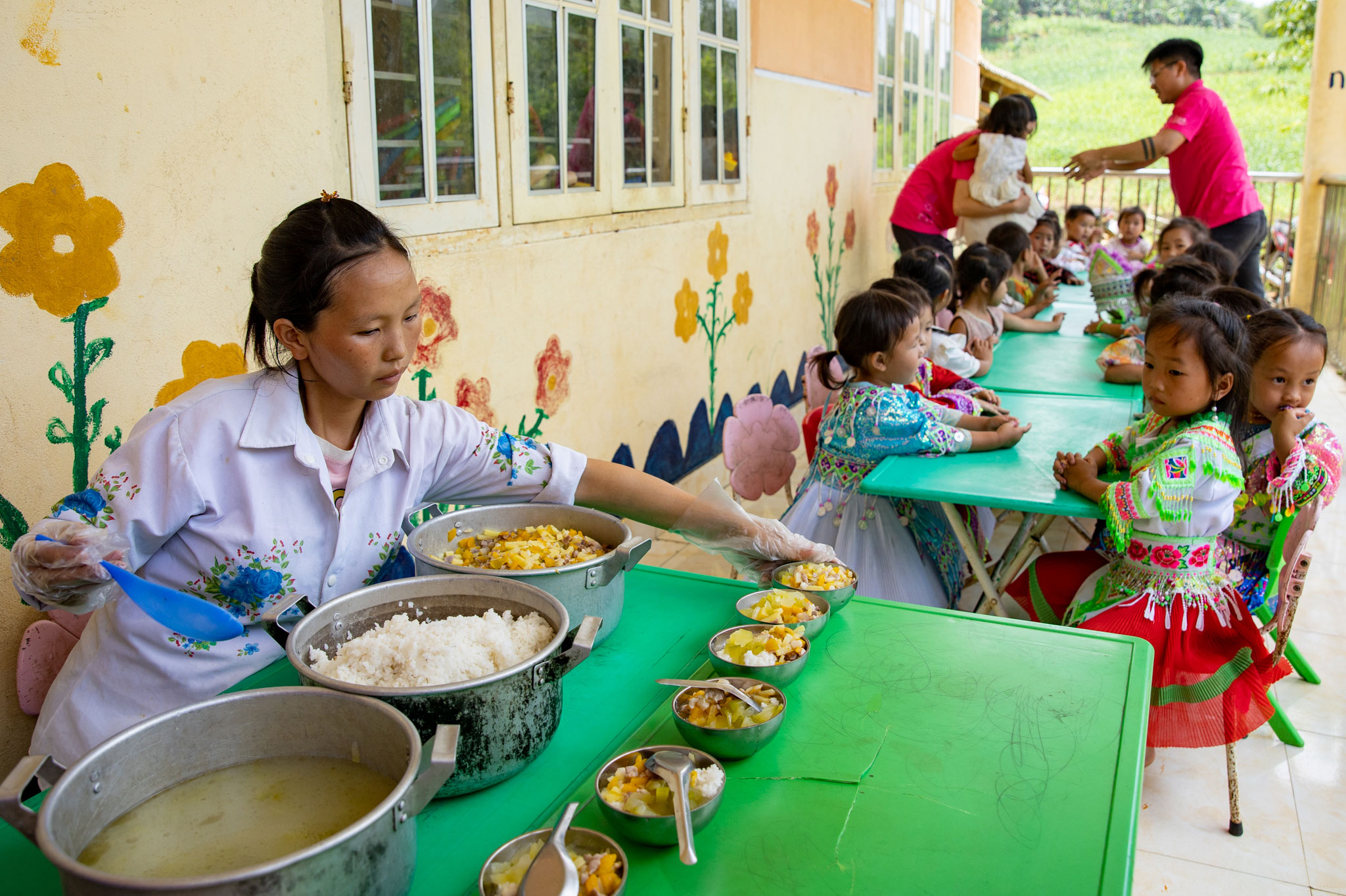 Theo báo cáo của các trường, nhờ có những bữa ăn bán trú dinh dưỡng, 100% trẻ đi học đầy đủ, và rất háo hức được đến trường mỗi ngày. Trẻ đi học đều hơn, sự phát triển thể chất, kỹ năng về ngôn ngữ, nhận thức và kỹ năng xã hội.