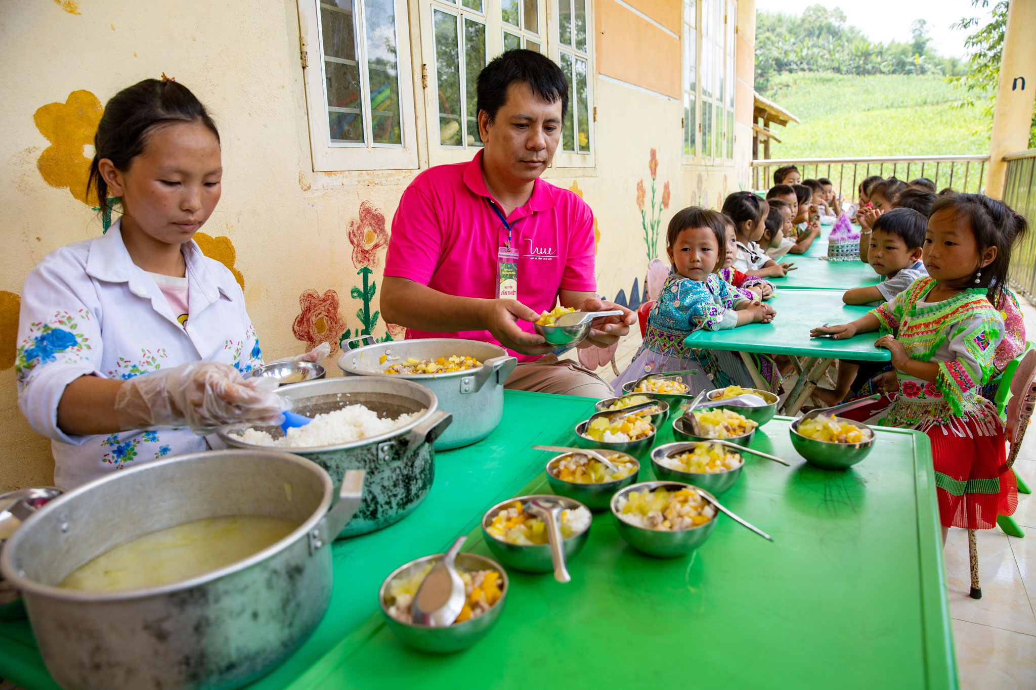 Tại điểm trường, các tình nguyện viên trong chuyến đi “Mùa nắng Pác Miầu” thuộc hoạt động của dự án “Cùng em khôn lớn” cũng cùng tham gia hỗ trợ chuẩn bị bữa ăn bán trú cho các em học sinh.