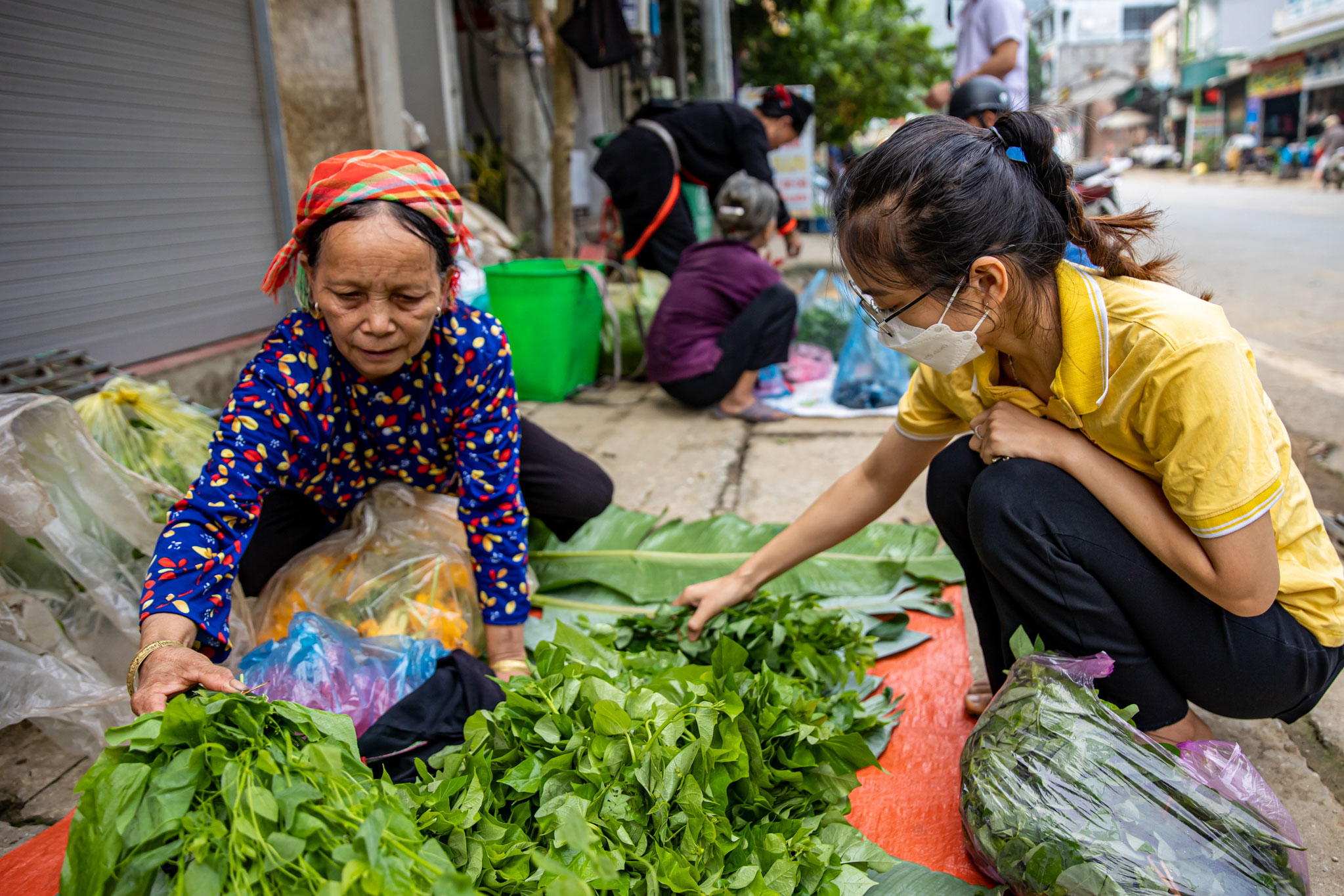 Từ sáng sớm, thầy cô mua rau, thịt từ thị trấn Pác Miầu , vượt qua hàng chục cây số đường đèo hiểm trở để đem đến cho các con những bữa ăn tươi ngon và dinh dưỡng nhất.