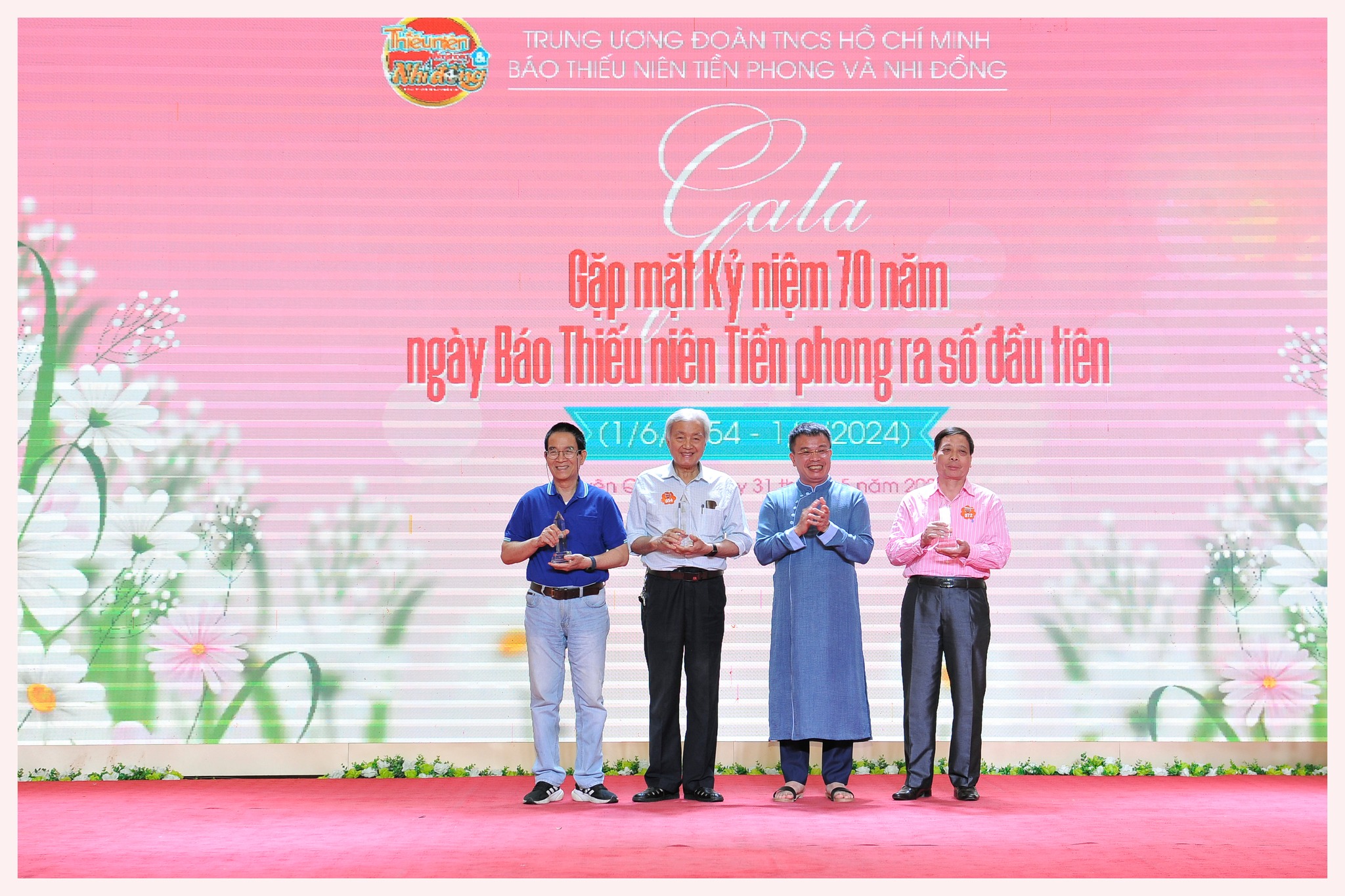 TBT Báo TNTP&NĐ Nguyễn Phan Khuê tặng quà lưu niệm các Tổng Biên tập báo Thiếu niên Tiền phong qua các thời kỳ.
