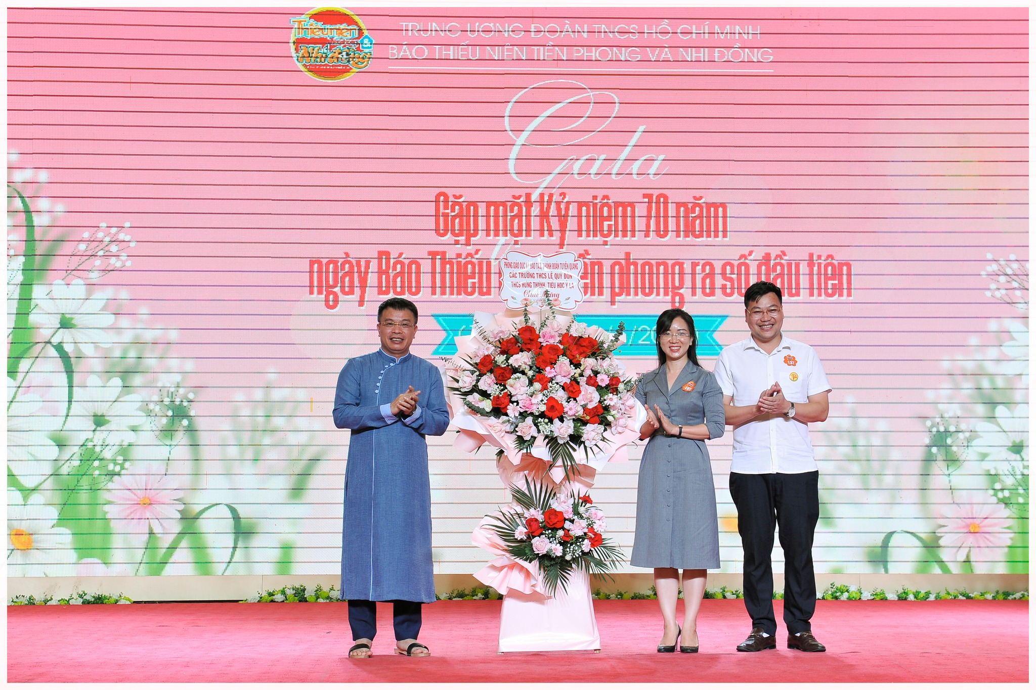 Đại diện các trường Tiểu học và Trung học cơ sở trên địa bàn tỉnh Tuyên Quang tặng hoa chúc mừng Báo Đội