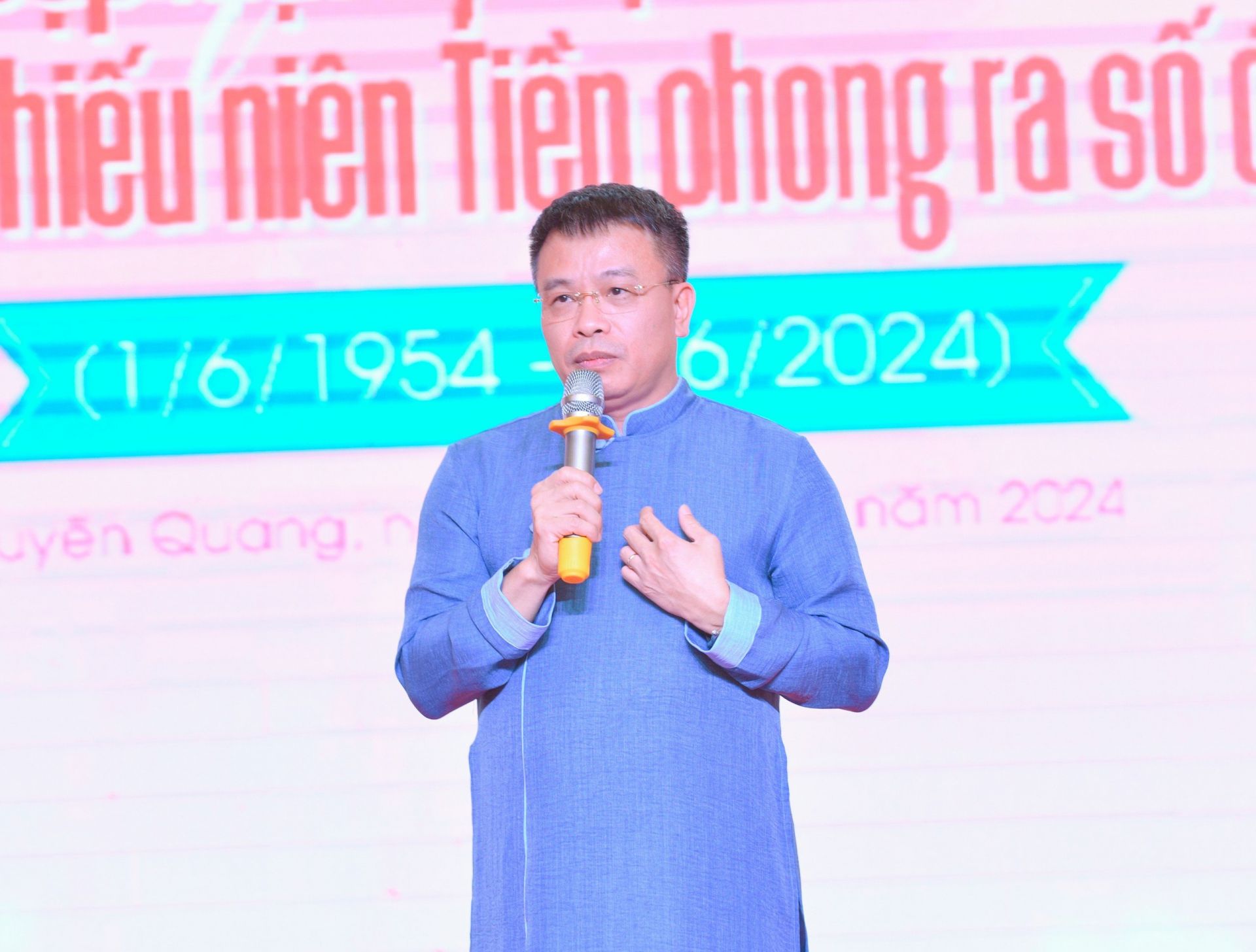 Nhà văn, nhà báo Nguyễn Phan Khuê - Tổng Biên tập báo TNTP&NĐ phát biểu khai mạc chương trình gặp mặt.