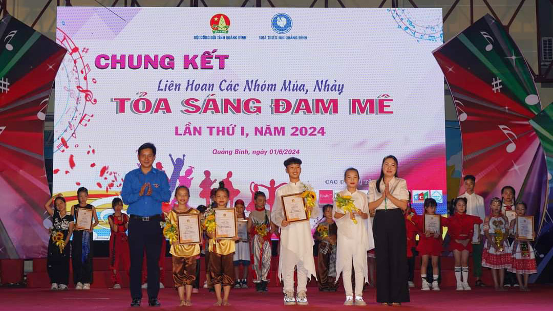 Bí thư Tỉnh Đoàn Đặng Đại Bàng và Phó Trưởng ban Dân vận Tỉnh Quảng Bỉnh Nguyễn Thị Tuyết Minh trao giải Nhất cho các nhóm