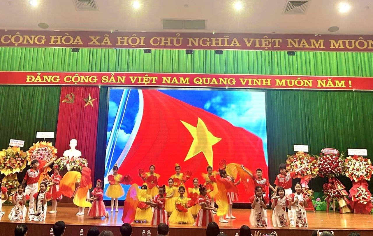 Tiết mục văn nghệ chào mừng của các bạn học sinh Thanh Khê.
