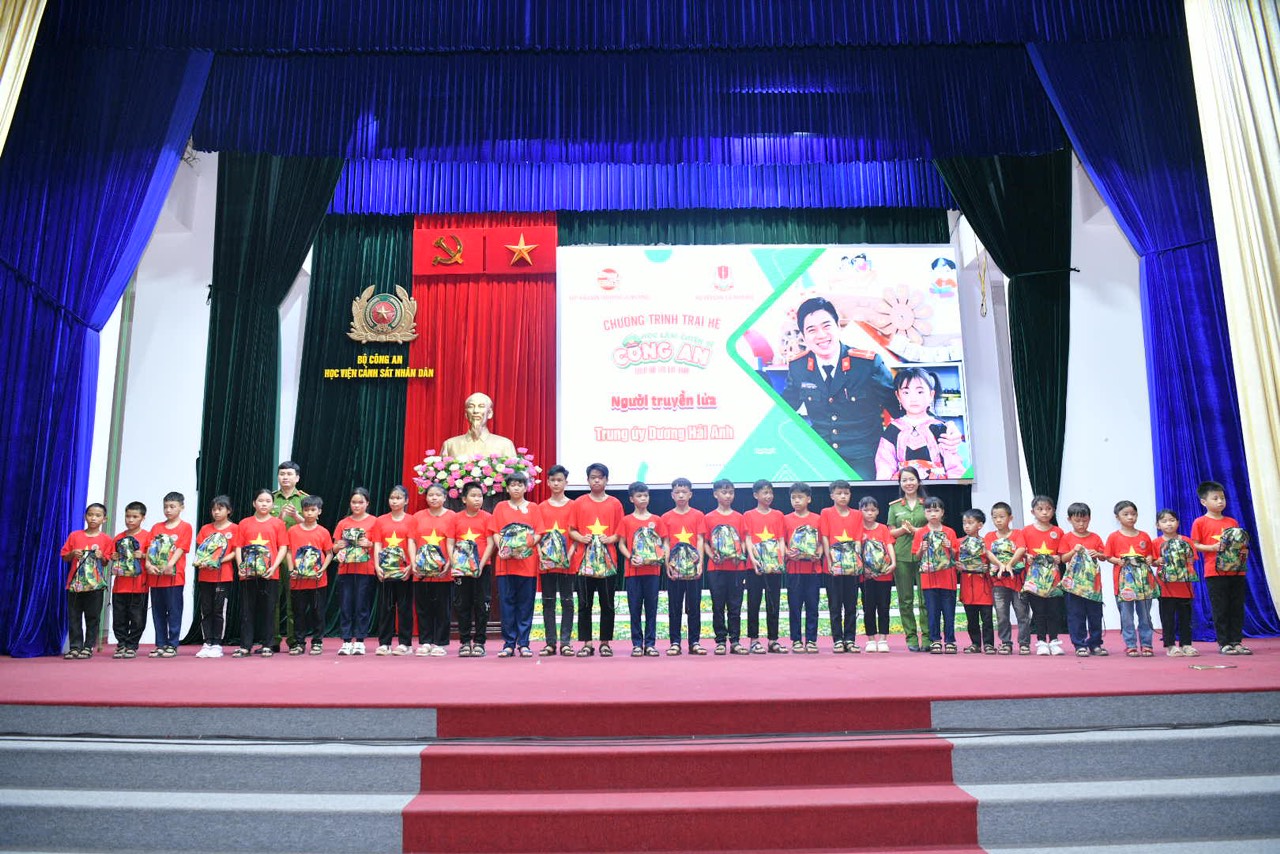 Ban Tổ chức trao quà cho Trung uý Dương Hải Anh cùng 35 bạn nhỏ là con nuôi của Công an tỉnh Sơn La.