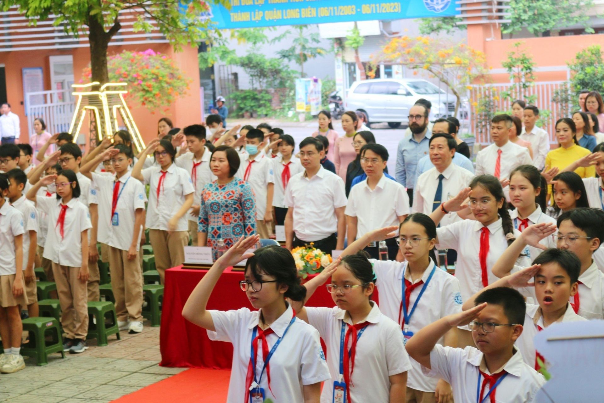 Lễ Bế giảng năm học 2023 – 2024 của trường THCS Chu Văn An được diễn ra trong không khí trang trọng, ấm áp.