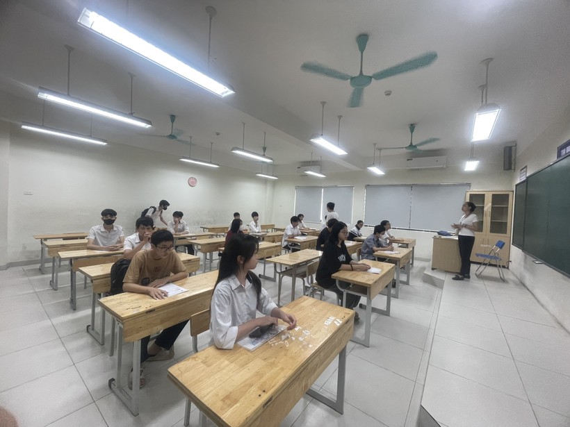 Các thí sinh đến nghe phổ biến quy chế thi tại điểm thi Trường THCS Thạch Bàn, quận Long Biên
