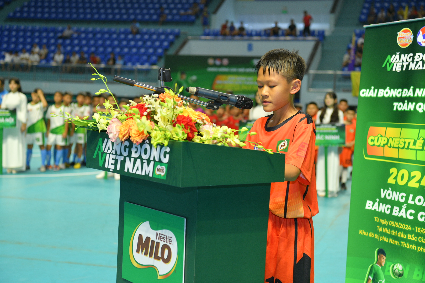 Cầu thủ Nguyễn Quốc Quý, đội Bắc Giang đọc lời tuyên thệ trước giải đấu.