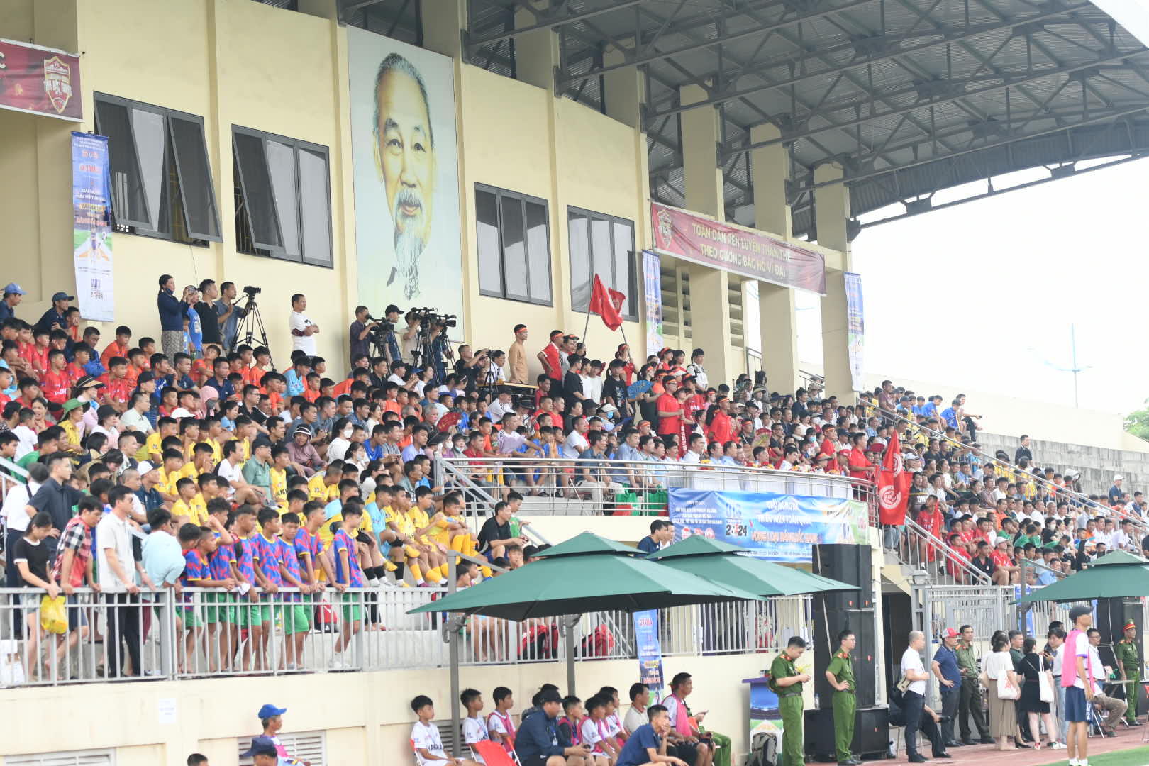 Đông đảo khán giả đến sân cổ vũ cho các cầu thủ nhí U13.