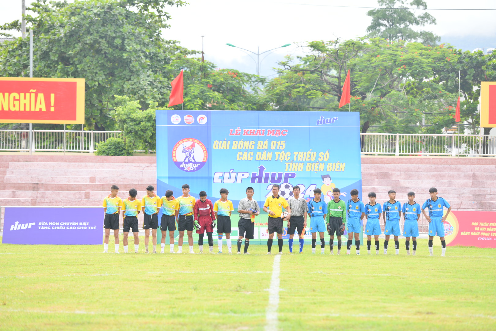 Trận đấu đầu tiên của giải đấu giữa Điện Biên 2 và Thị xã Mường Lay.