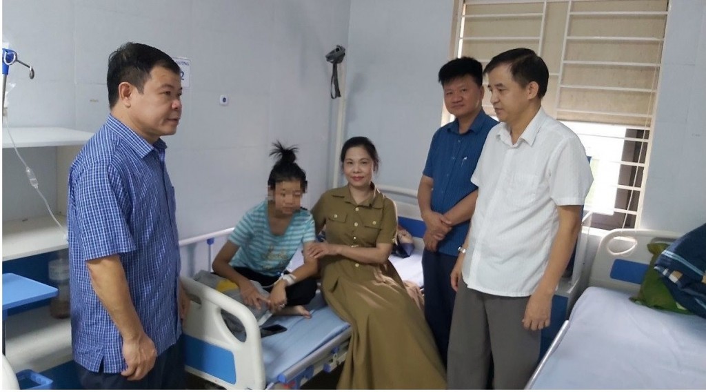 Lãnh đạo huyện Chương Mỹ và xã Hoàng Văn Thụ thăm hỏi, động viên cháu Nguyễn Thị Tr tại Bệnh viện Nam Lương Sơn vào sáng 9/6.