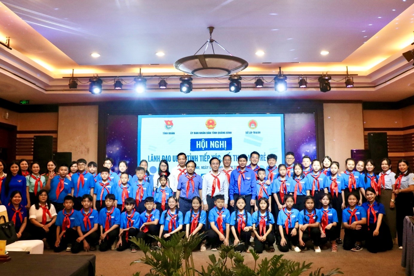 Lãnh đạo tỉnh chụp hình kỹ niệm cùng với 37 đại biểu học sinh thuộc Hội đồng trẻ em tỉnh Quảng Bình.