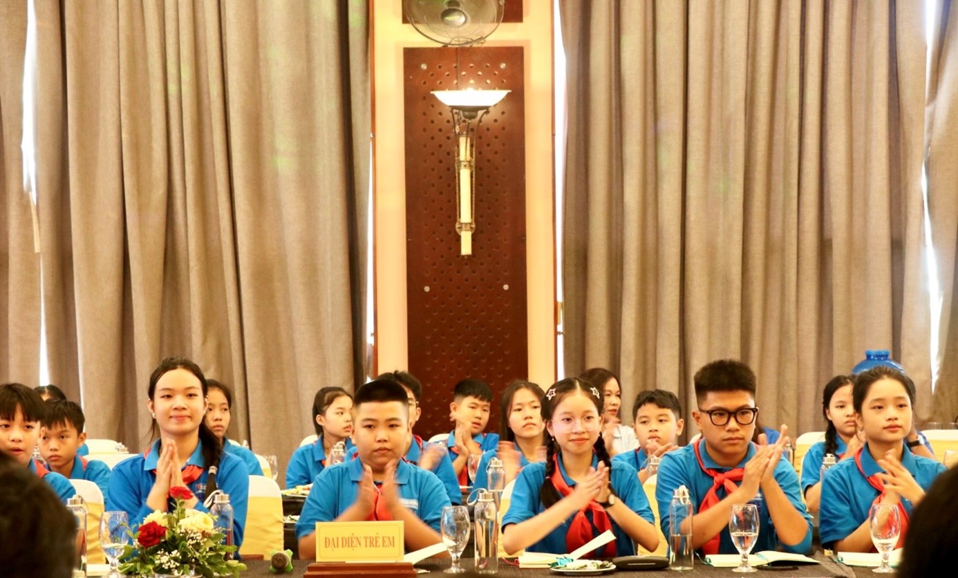 Các bạn học sinh trong hội đồng trẻ em tỉnh Quảng Bình tham gia hội nghị