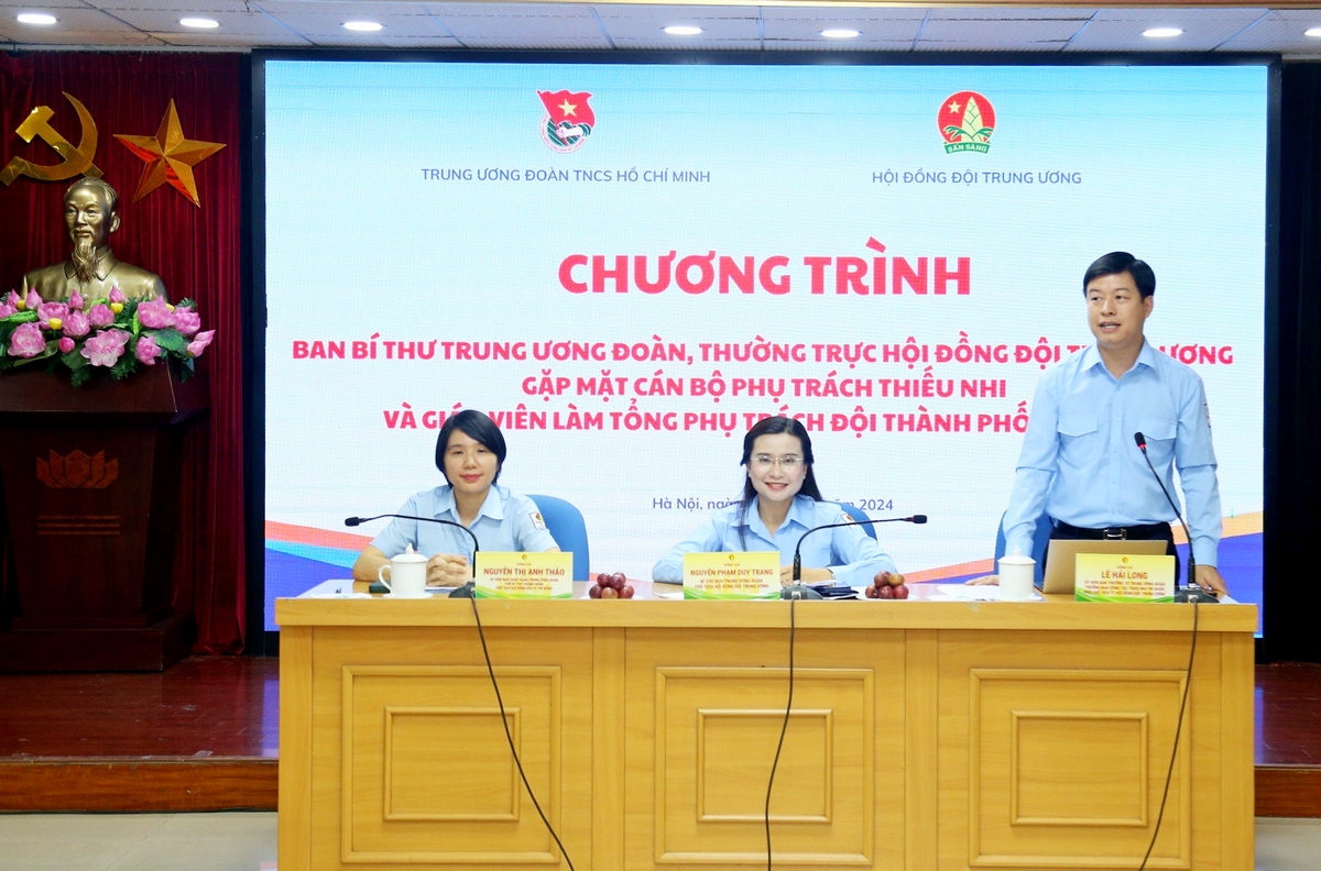 Anh Lê Hải Long rao đổi về những ý kiến, đề xuất của các cán bộ phụ trách thiếu nhi, giáo viên TPT Đội TP. Đà Nẵng nêu ra.