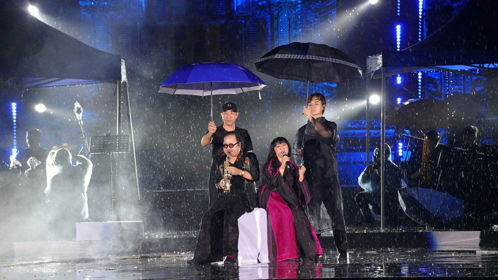 Mặc cho trời cứ rả rích không ngừng, hàng ngàn khán giả yêu mến cố nhạc sĩ Trịnh Công Sơn đã đội mưa để tham dự đêm nhạc “Đối thoại Trịnh Công Sơn - Tình yêu tìm thấy”.