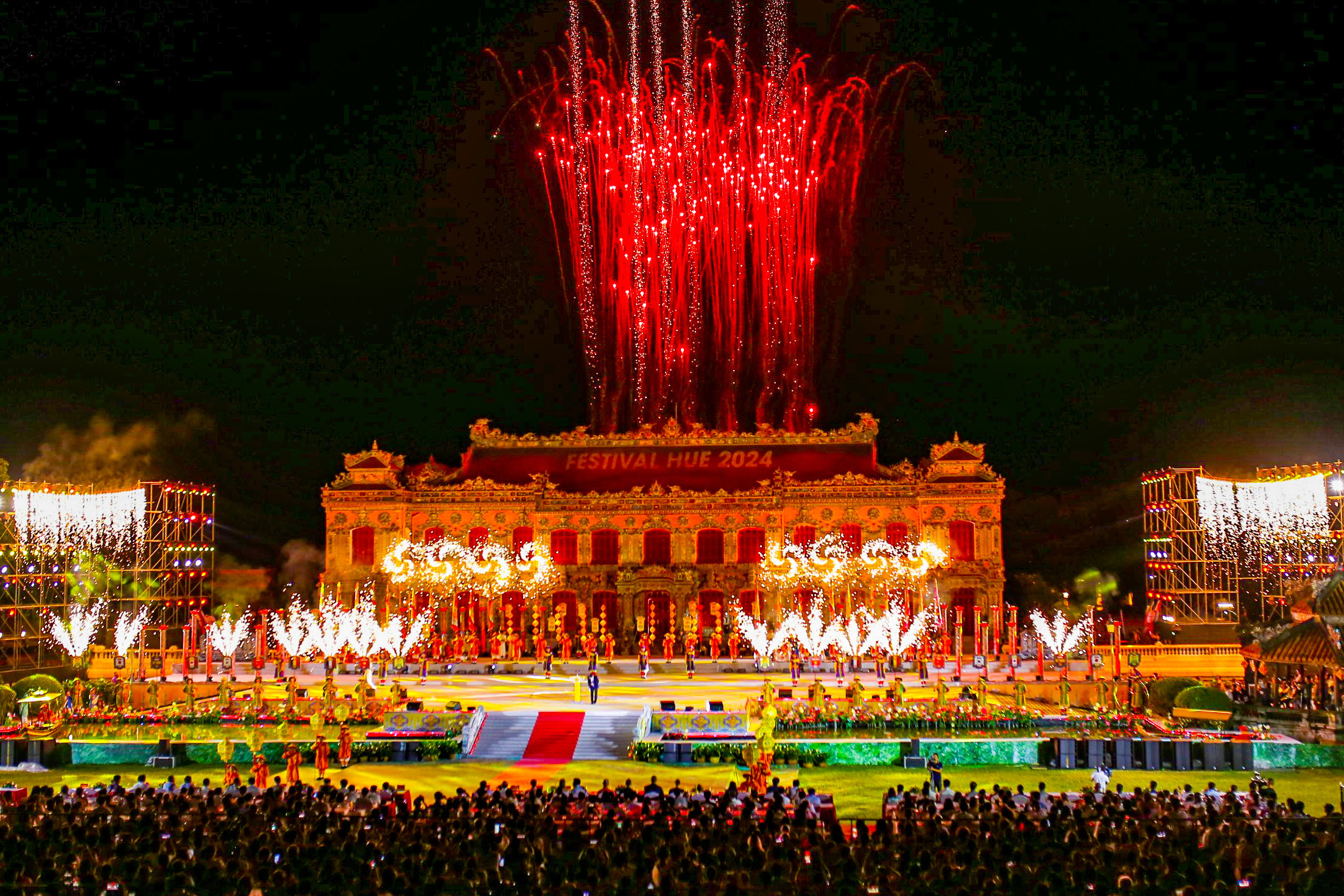Sau một tuần tưng bừng lễ hội, lễ bế mạc Tuần lễ Festival Nghệ thuật quốc tế 2024 với chủ đề “Di sản văn hóa, hội nhập và phát triển” đã diễn ra tối 12/6 tại sân khấu điện Kiến Trung- bên trong Hoàng cung Huế.
