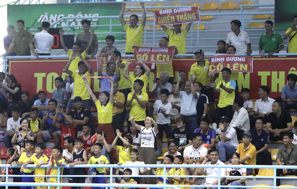 Đông đảo người hâm mộ đã đến sân cổ vũ nhiệt tình cho các trận đấu