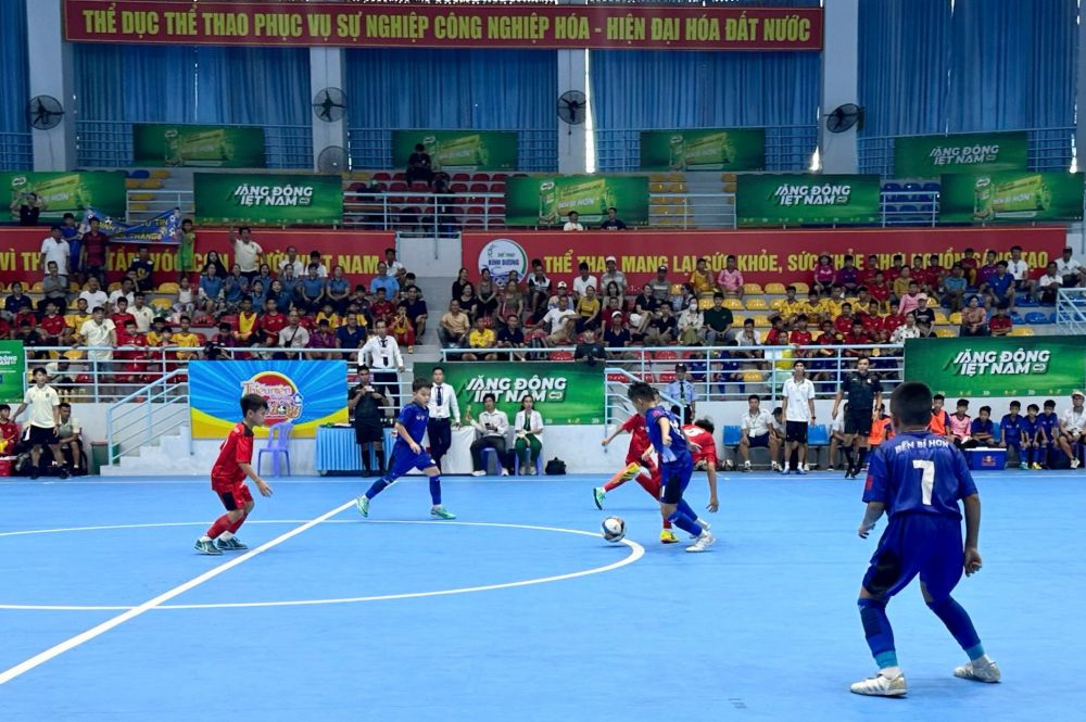 Đội U11 Bình Dương (áo xanh) chiến thắng đội U11 Bà Rịa-Vũng Tàu (áo đỏ) với tỷ số 6-2.
