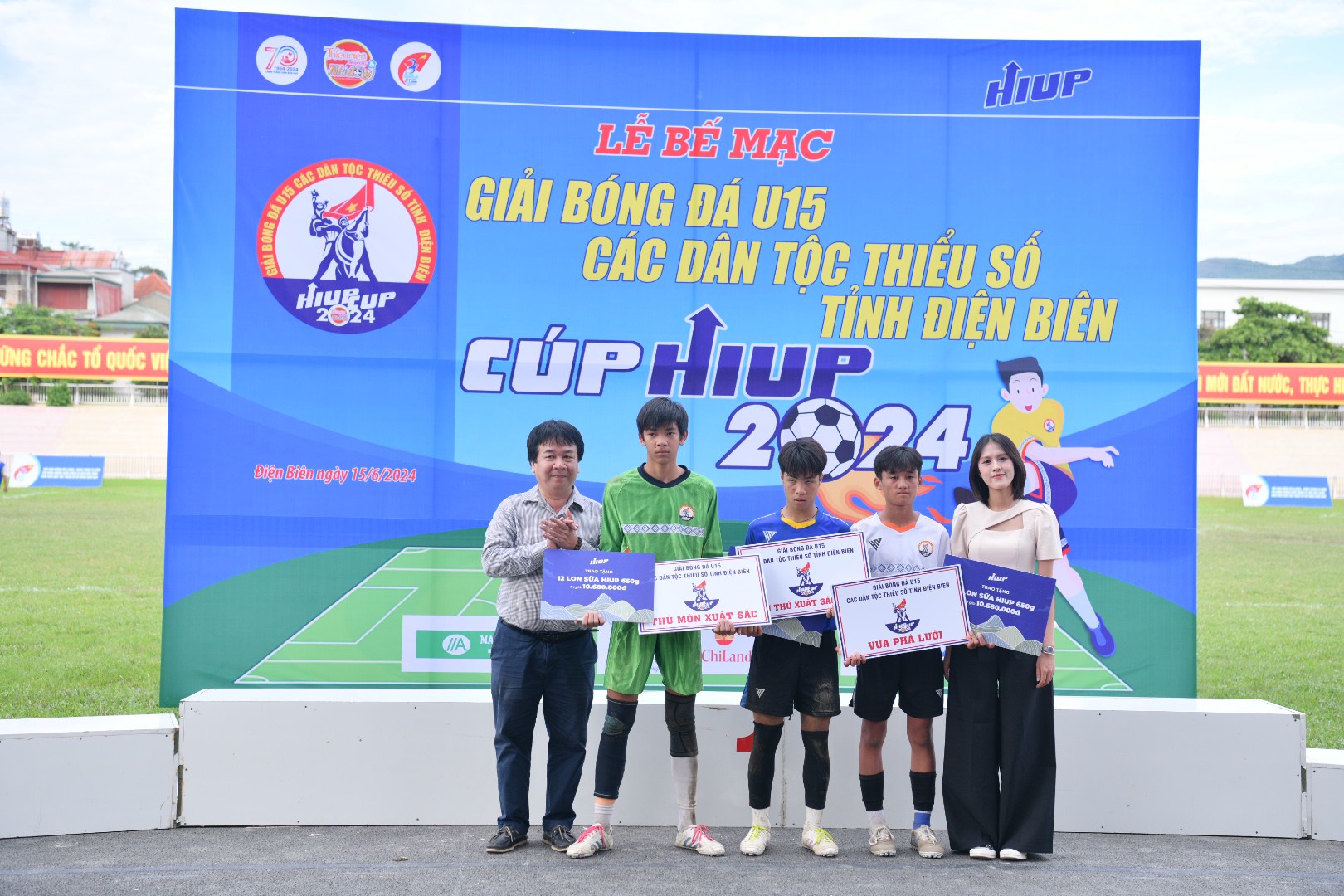 Nhà báo Phan Việt Hùng và Trưởng phòng Truyền thông, Thương hiệu HIUP Đinh Thị Hồng trao giải cá nhân cho các cầu thủ.