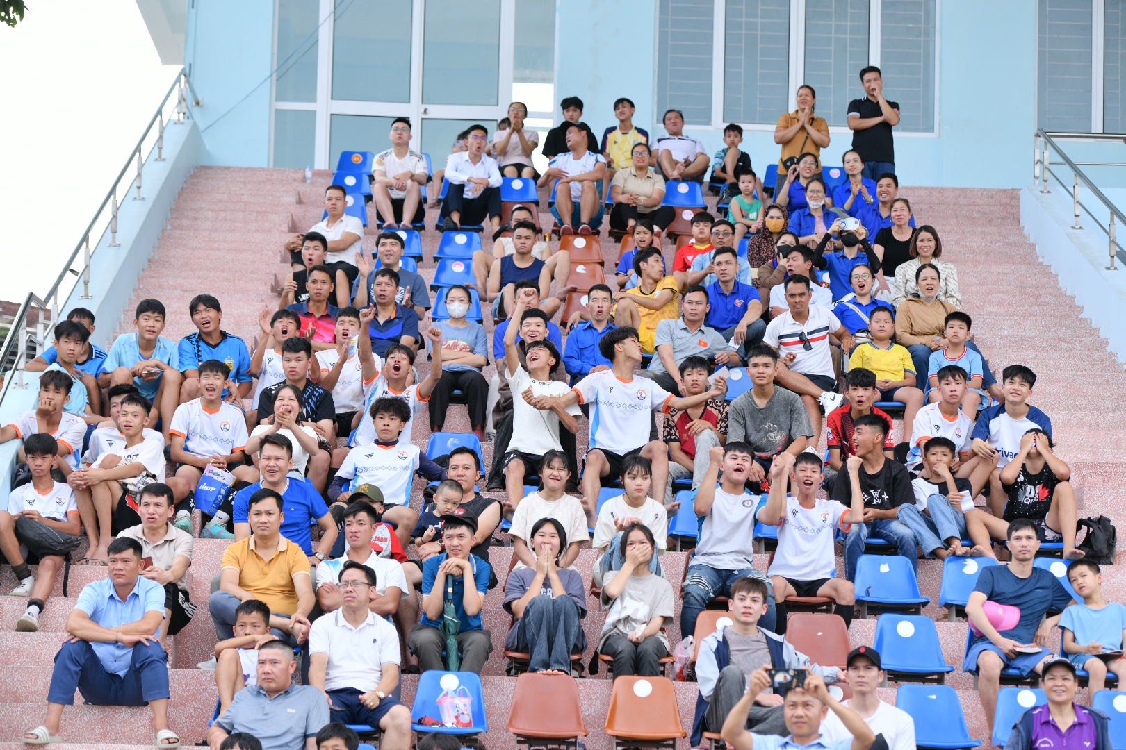 Đông đảo khán giả đến cổ vũ cho 2 đội U15 huyện Nậm Pồ và U15 huyện Tuần Giáo.
