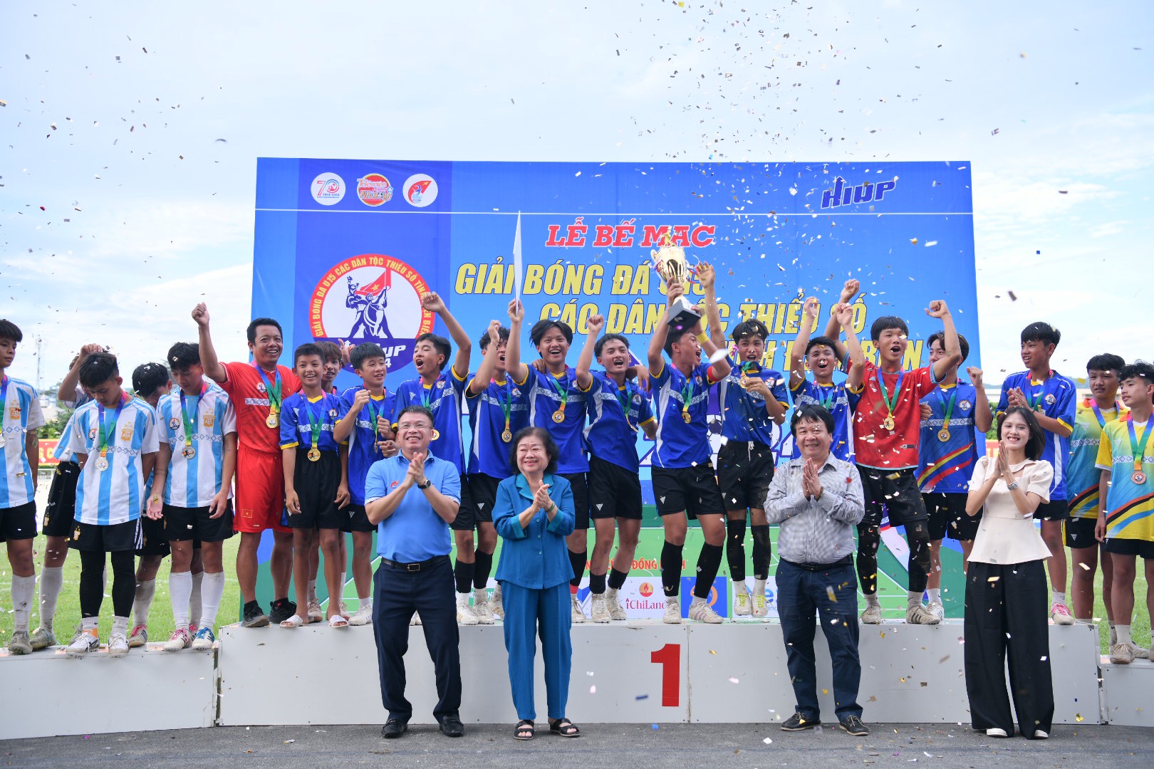 Ban Tổ chức trao cúp vô địch cho các cầu thủ U15 huyện Nậm Pồ.