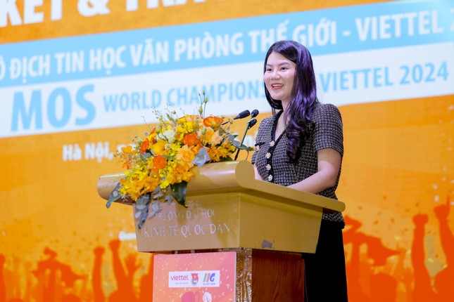 Bà Đoàn Nguyễn Vân Khanh - Phó Tổng Giám đốc Tổ chức Giáo dục IIG Việt Nam phát biểu tại buổi lễ.