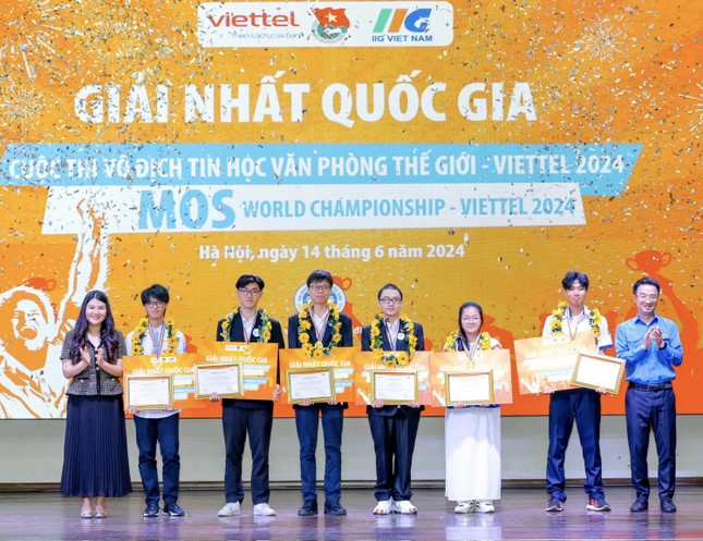 Bí thư T.Ư Đoàn Nguyễn Tường Lâm và bà Đoàn Nguyễn Vân Khanh -Phó Tổng Giám đốc Tổ chức Giáo dục IIG Việt Nam trao tặng giải Nhất cho 6 nhà vô địch quốc gia