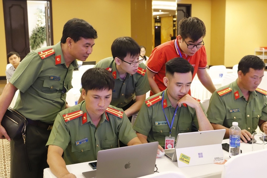 Nguyễn Tuấn Anh (hàng sau, ngoài cùng, bên phải) tham gia hướng dẫn diễn tập thực chiến ứng cứu sự cố an toàn thông tin mạng năm 2023 của tỉnh Thừa Thiên Huế.